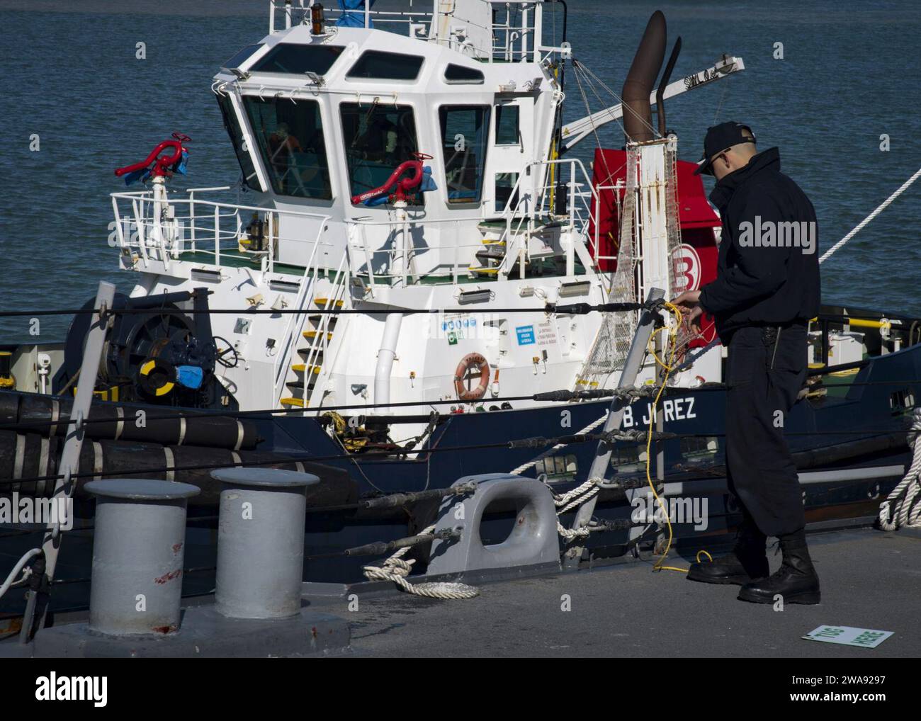 Forze militari STATUNITENSI. 180320RG482-122 NAVAL STATION ROTA, Spagna (20 marzo 2018) il Boatswain's Mate 3rd Class Jacob Ellingson rimuove una linea mentre il cacciatorpediniere guidato-missile classe Arleigh Burke USS Ross (DDG 71) parte dalla Naval Station Rota, Spagna, 20 marzo 2018. Ross, schierato in avanti a Rota, in Spagna, è nella sua sesta pattuglia nell'area operativa della 6th Fleet degli Stati Uniti a sostegno degli alleati regionali e dei partner e degli interessi di sicurezza nazionale degli Stati Uniti in Europa. (Foto della Marina degli Stati Uniti di Mass Communication Specialist 1st Class Kyle Steckler/rilasciata) Foto Stock