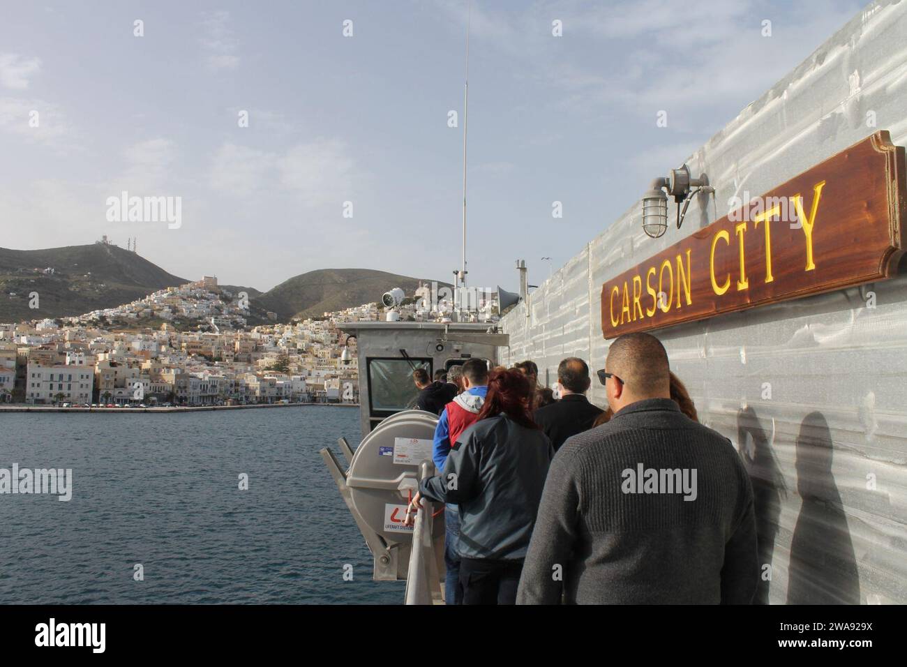 Forze militari STATUNITENSI. IMG 0656 SYROS, Grecia (19 marzo 2018) studenti della Merchant Marine Academy di Syros, Grecia, tour della nave da trasporto veloce classe spearhead USNS Carson City (T-EPF 7) a Syros, 19 marzo 2018. La US 6th Fleet, con sede a Napoli, Italia, conduce l'intero spettro delle operazioni congiunte e navali, spesso in concerto con partner alleati e interagenzie, al fine di promuovere gli interessi nazionali degli Stati Uniti e la sicurezza e la stabilità in Europa e in Africa. (Foto della Marina degli Stati Uniti del tenente j.g. Juan “JP” Vielma/rilasciata) Foto Stock