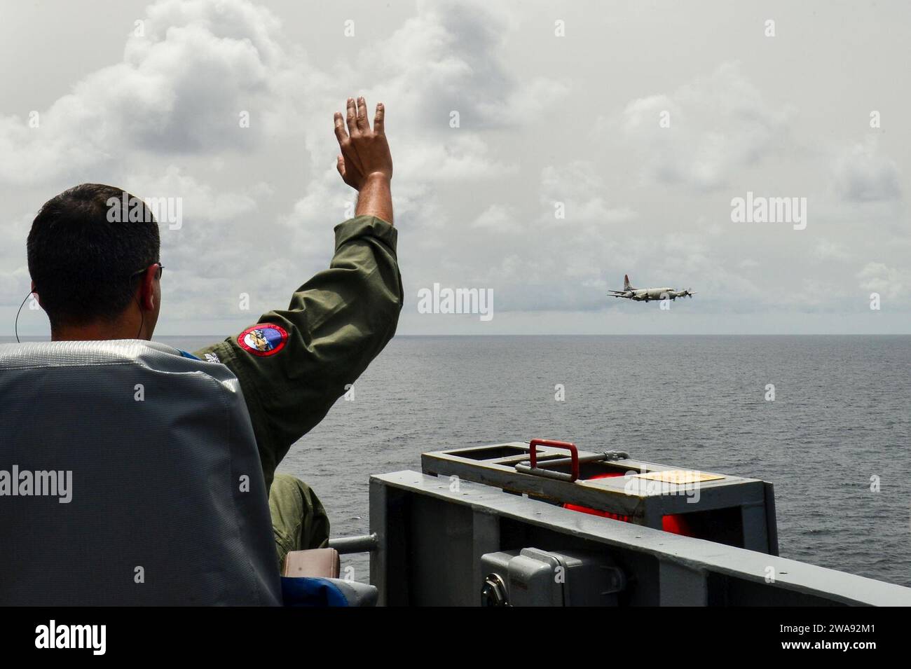 Forze militari STATUNITENSI. 180326QR145-052 MAR MEDITERRANEO (26 marzo 2018) il capitano G. Robert Aguilar, comandante della nave di comando e controllo della classe Blue Ridge USS Mount Whitney (LCC 20), salpa su un aereo portoghese P-3 Orion assegnato al 601 Squadron durante un volo entro il 26 marzo 2018. Mount Whitney, schierato in avanti a Gaeta, in Italia, opera con un equipaggio combinato di marinai della Marina degli Stati Uniti e marinai del servizio civile del Military Sealift Command. (Foto U.S. Navy di Mass Communication Specialist 3rd Class Krystina Coffey/rilasciata) Foto Stock