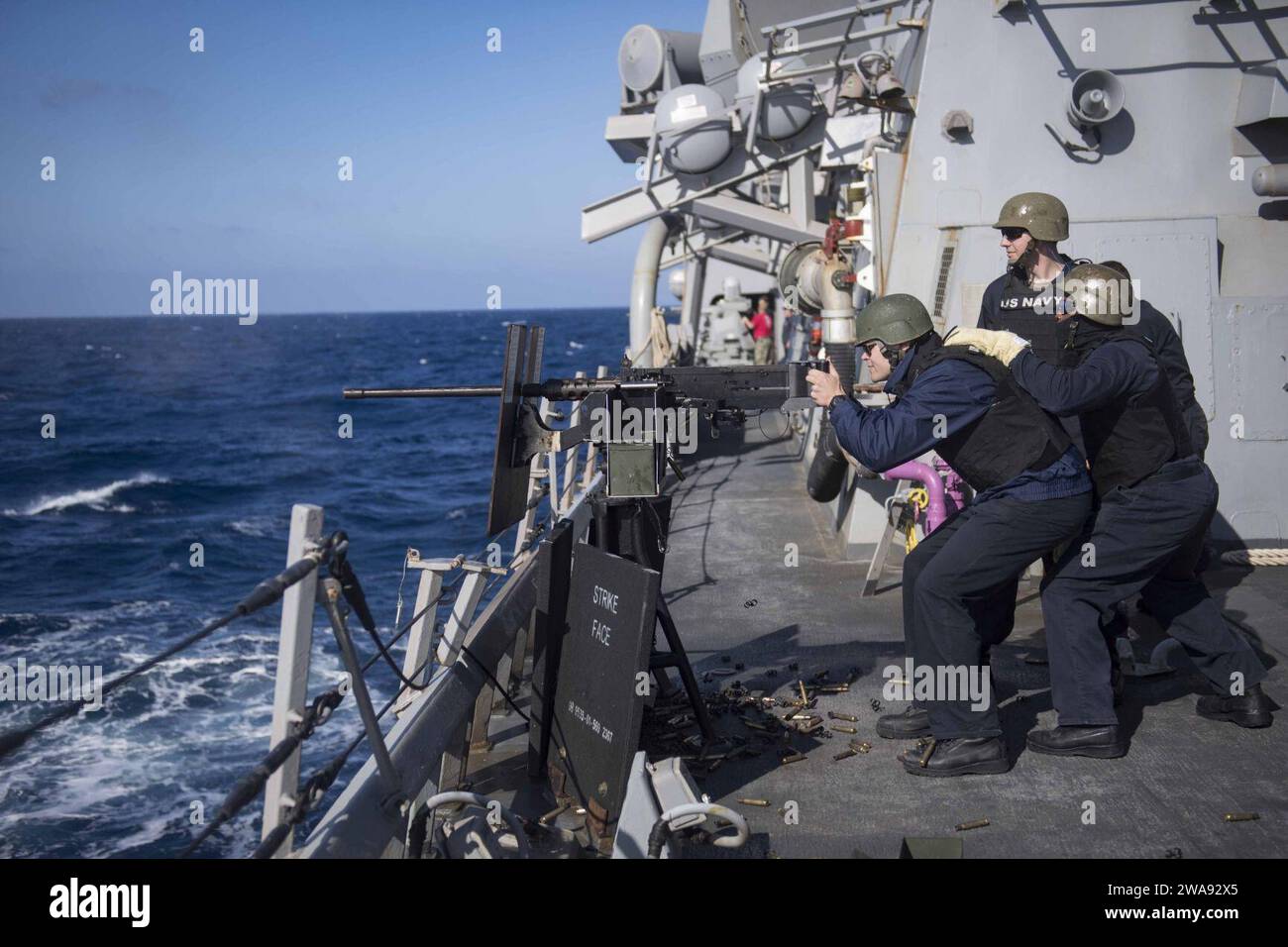 Forze militari STATUNITENSI. 180330KP946-182 MAR MEDITERRANEO (30 marzo 2018) Sean Panning, di terza classe Gunner's Mate, da Crownpoint, in India, spara una mitragliatrice calibro 50 durante un'esercitazione di tiro con armi servite dall'equipaggio a bordo del cacciatorpediniere guidato-missile classe Arleigh Burke USS Donald Cook (DDG 75) 30 marzo 2018. Donald Cook, schierato in avanti a Rota, in Spagna, è nella sua settima pattuglia nell'area operativa della 6th Fleet degli Stati Uniti a sostegno degli alleati regionali e dei partner, e degli interessi di sicurezza nazionale degli Stati Uniti in Europa e Africa. (Foto della Marina degli Stati Uniti di Mass Communication Specialist 2nd Class Alyssa Weeks / Foto Stock