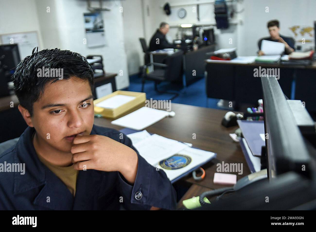 Forze militari STATUNITENSI. 180409QR145-003 MAR MEDITERRANEO (9 aprile 2018) Yeoman Seaman Josue Lumba aggiorna il piano della giornata a bordo della nave di comando e controllo classe Blue Ridge USS Mount Whitney (LCC 20) 9 aprile 2018. Mount Whitney, schierato in avanti a Gaeta, in Italia, opera con un equipaggio combinato di marinai della Marina degli Stati Uniti e marinai del servizio civile del Military Sealift Command. (Foto U.S. Navy di Mass Communication Specialist 3rd Class Krystina Coffey/rilasciata) Foto Stock