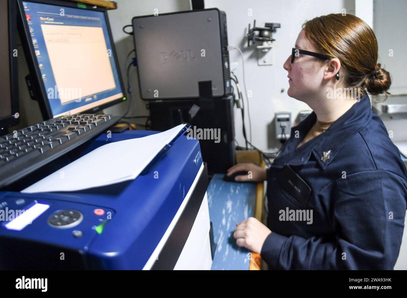 Forze militari STATUNITENSI. 180409QR145-007 MAR MEDITERRANEO (9 aprile 2018) Specialista personale di 1st Class Sarah Mills aggiorna un profilo Navy Cash a bordo della nave di comando e controllo della classe Blue Ridge USS Mount Whitney (LCC 20) 9 aprile 2018. Mount Whitney, schierato in avanti a Gaeta, in Italia, opera con un equipaggio combinato di marinai della Marina degli Stati Uniti e marinai del servizio civile del Military Sealift Command. (Foto U.S. Navy di Mass Communication Specialist 3rd Class Krystina Coffey/rilasciata) Foto Stock