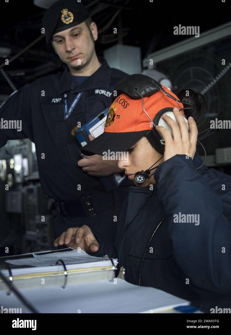 Forze militari STATUNITENSI. 180412RG482-443 OCEANO ATLANTICO (12 aprile 2018) A Flag Officer Sea Training (FOST) Inspector Royal Navy Chief Petty Officer David Worley valuta Sonar Technician (Surface) 2nd Class Rachelle Merrell durante uno scenario di "guerra settimanale" a bordo del cacciatorpediniere guidato-missile classe Arleigh Burke USS Ross (DDG 71) 12 aprile 2018. Ross, schierato in avanti a Rota, in Spagna, è nella sua sesta pattuglia nell'area operativa della 6th Fleet degli Stati Uniti a sostegno degli alleati regionali e dei partner e degli interessi di sicurezza nazionale degli Stati Uniti in Europa. (Foto della Marina degli Stati Uniti di Mass Communication Specialist 1st Class Kyle Foto Stock