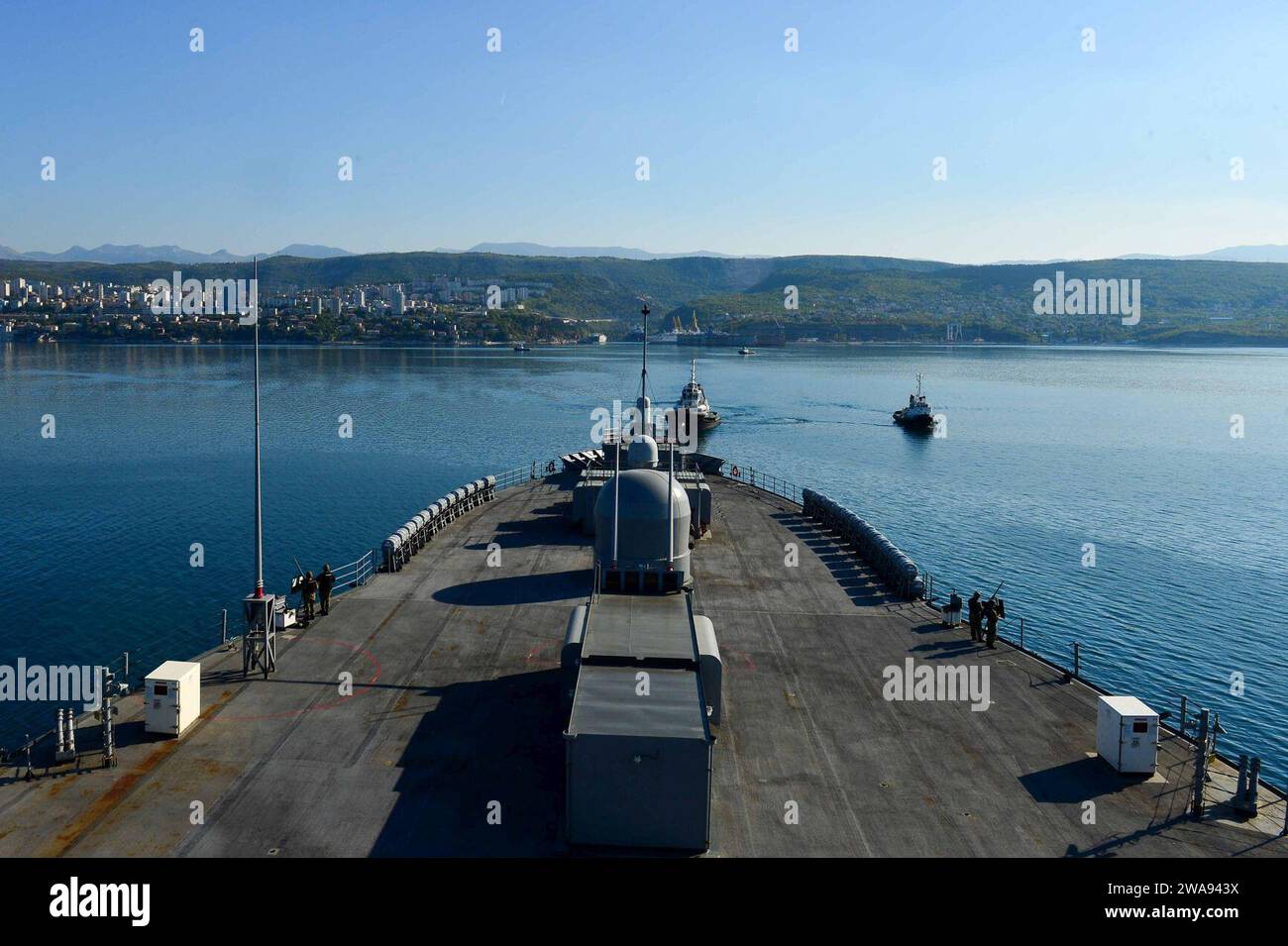 Forze militari STATUNITENSI. 180419QR145-031 FIUME, Croazia (19 aprile 2018) la nave di comando e controllo della classe Blue Ridge USS Mount Whitney (LCC 20) arriva a fiume, in Croazia, per un periodo di manutenzione programmato 19 aprile 2018. Mount Whitney, schierato in avanti a Gaeta, in Italia, opera con un equipaggio combinato di marinai della Marina degli Stati Uniti e marinai del servizio civile del Military Sealift Command. (Foto U.S. Navy di Mass Communication Specialist 3rd Class Krystina Coffey/rilasciata) Foto Stock