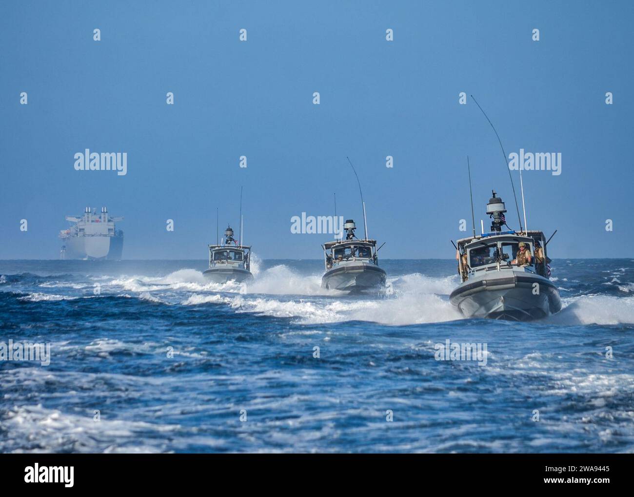 Forze militari STATUNITENSI. 180420FD185-4325 GOLFO DI TADJOURA, Gibuti (20 aprile 2018). I membri assegnati al Task Group (TG) 68,6 ritornano al porto di Gibuti dopo aver completato una scorta di pattuglia di sicurezza per la prima base di spedizione Mobile USS Lewis B. Puller (ESB 3) nel Golfo di Tadjoura, il 20 aprile 2018. TG-68,6 è dispiegato in avanti nell'area operativa della 6th Fleet degli Stati Uniti e conduce operazioni operative congiunte e navali, spesso in collaborazione con partner alleati e interagenzie, al fine di promuovere gli interessi nazionali degli Stati Uniti e la sicurezza e la stabilità in Europa e in Africa. (Foto U.S. Navy di e Foto Stock