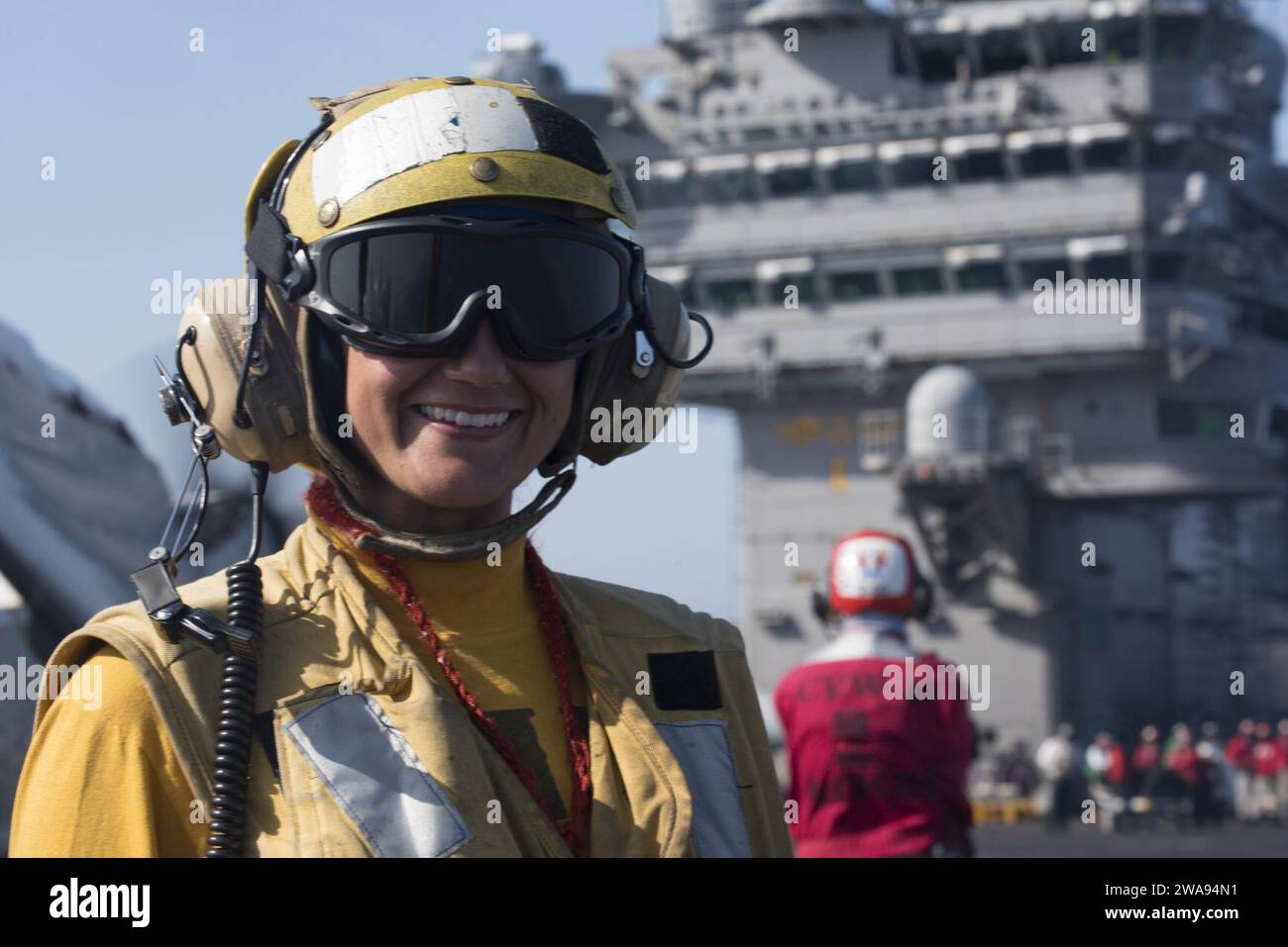 Forze militari STATUNITENSI. 180428EA818-0758 MAR MEDITERRANEO (28 aprile 2018) Aviation Boatswain's Mate (Handling) di terza classe Katie Brown posa per una foto sul ponte di volo a bordo della USS Harry S. Truman (CVN 75). Truman è attualmente schierato come parte di una rotazione in corso delle forze statunitensi che sostengono le operazioni di sicurezza marittima nelle acque internazionali di tutto il mondo. (Foto della Marina degli Stati Uniti di Mass Communication Specialist 2nd Class Thomas Gooley/rilasciata) Foto Stock