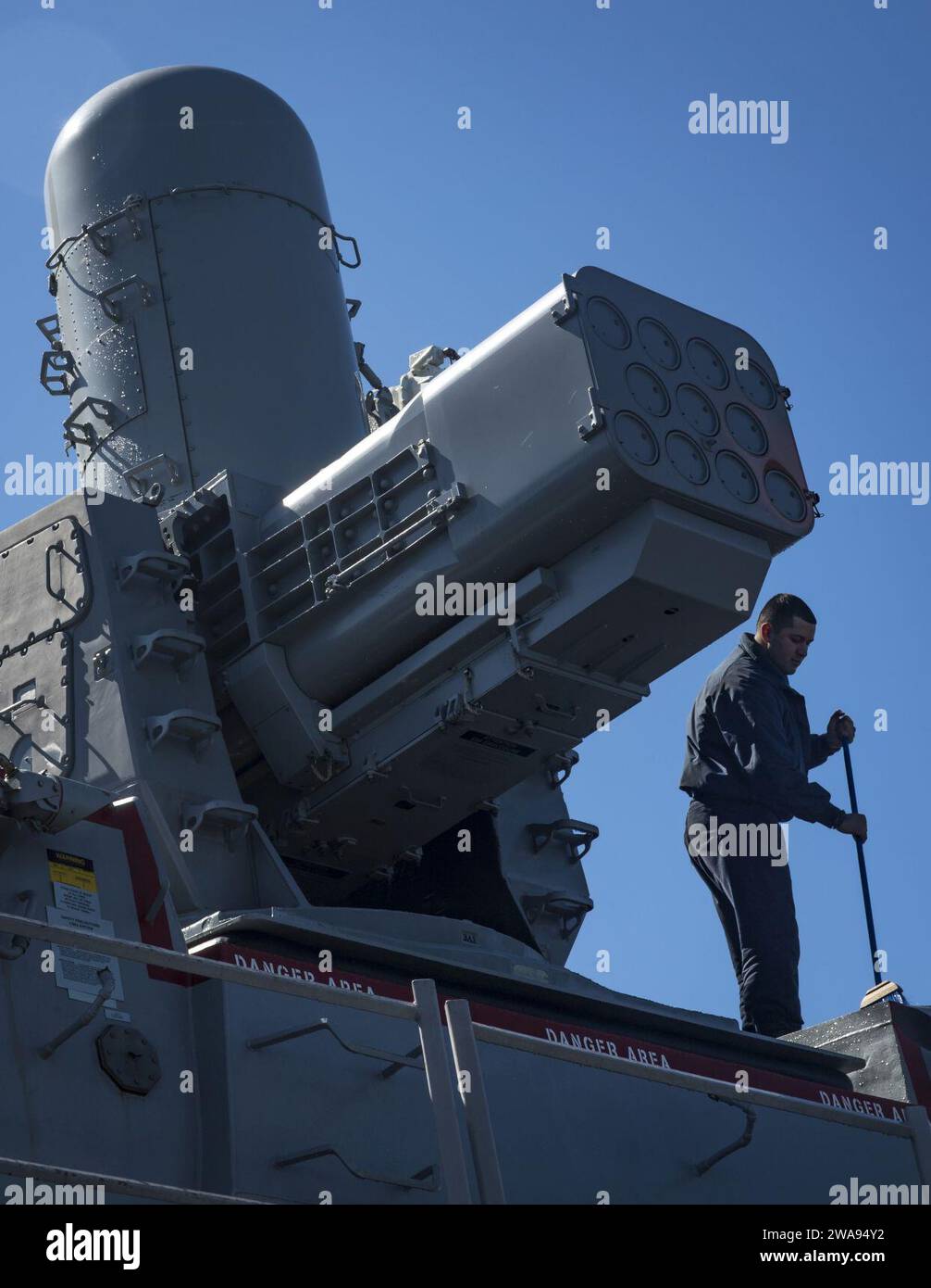 Forze militari STATUNITENSI. 180430RG482-188 THE MINCH (30 aprile 2018) Fire Controlman di 2a classe Luis Moreno effettua un'operazione nei pressi del lanciamissili a bordo del cacciatorpediniere guidato-missile classe Arleigh Burke USS Ross (DDG 71) 30 aprile 2018. Ross sta partecipando all'esercitazione Joint Warrior 18-1, un esercizio multinazionale guidato dal Regno Unito che esercita l'interoperabilità e la cooperazione in tutte le aree di guerra applicabili. (Foto della Marina degli Stati Uniti di Mass Communication Specialist 1st Class Kyle Steckler/rilasciata) Foto Stock