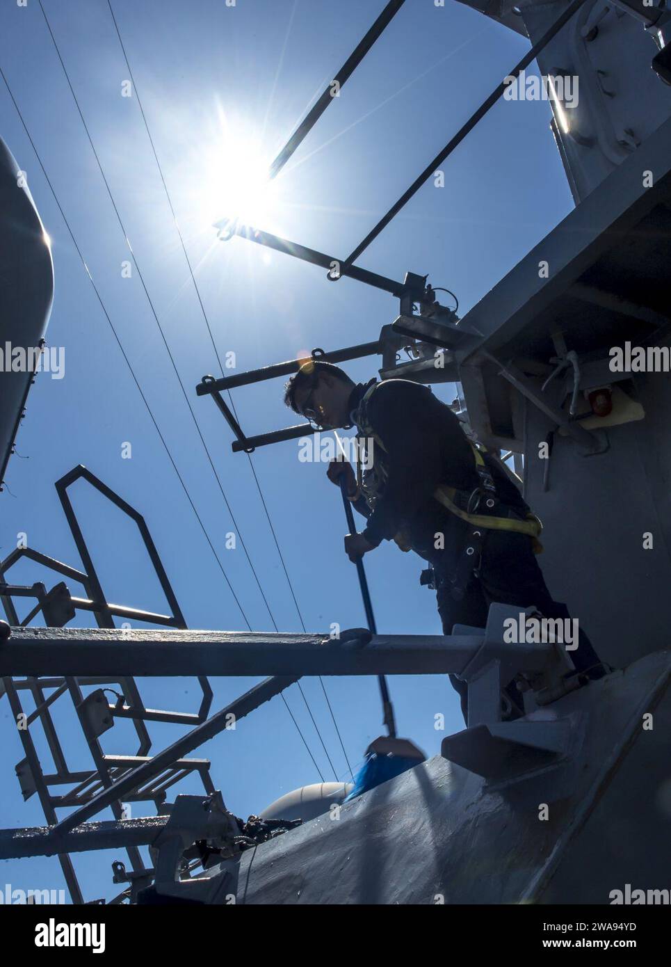 Forze militari STATUNITENSI. 180430RG482-256 THE MINCH (30 aprile 2018) Electronics Technician 2nd Class Christian Macile spazza a bordo del cacciatorpediniere guidato-missile classe Arleigh Burke USS Ross (DDG 71) 30 aprile 2018. Ross sta partecipando all'esercitazione Joint Warrior 18-1, un esercizio multinazionale guidato dal Regno Unito che esercita l'interoperabilità e la cooperazione in tutte le aree di guerra applicabili. (Foto della Marina degli Stati Uniti di Mass Communication Specialist 1st Class Kyle Steckler/rilasciata) Foto Stock