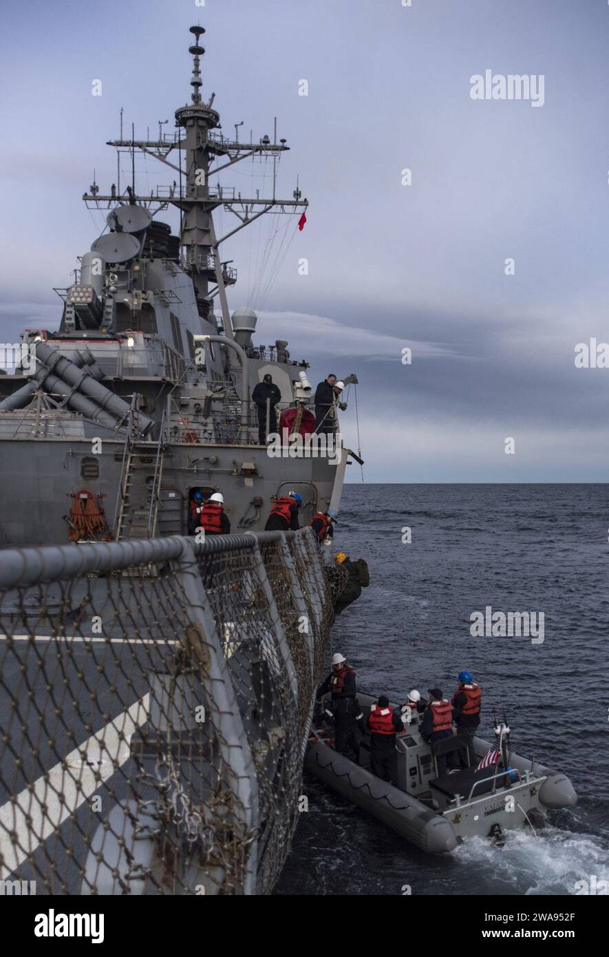 Forze militari STATUNITENSI. 180501RG482-110 MARE DEL NORD (1 maggio 2018) Un Sailor sale a bordo del cacciatorpediniere guidato-missilistico classe Arleigh Burke USS Ross (DDG 71) da un gommone a scafo rigido durante l'esercitazione Joint Warrior 18-1 nel Mare del Nord, 1 maggio 2018. Joint Warrior è un esercizio multinazionale guidato dal Regno Unito che esercita l'interoperabilità e la cooperazione in tutte le aree di guerra applicabili. (Foto della Marina degli Stati Uniti di Mass Communication Specialist 1st Class Kyle Steckler/rilasciata) Foto Stock