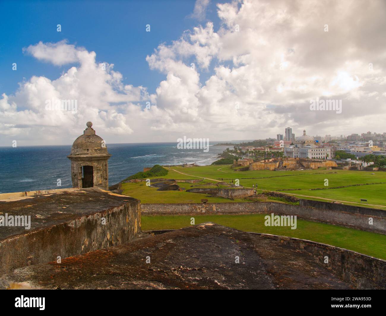 vista della vecchia san juan e del centro di puerto rico dal castillo san cristobal Foto Stock
