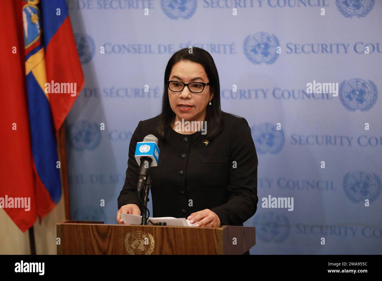 Nazioni Unite. 2 gennaio 2024. Il rappresentante permanente della Guyana alle Nazioni Unite Carloyn Rodrigues-Birkett parla ad una cerimonia di installazione della bandiera presso la sede delle Nazioni Unite a New York, il 2 gennaio 2024. Algeria, Guyana, Corea del Sud, Sierra Leone e Slovenia hanno iniziato il loro ruolo come membri non permanenti del Consiglio di sicurezza delle Nazioni Unite martedì. Crediti: Xie e/Xinhua/Alamy Live News Foto Stock