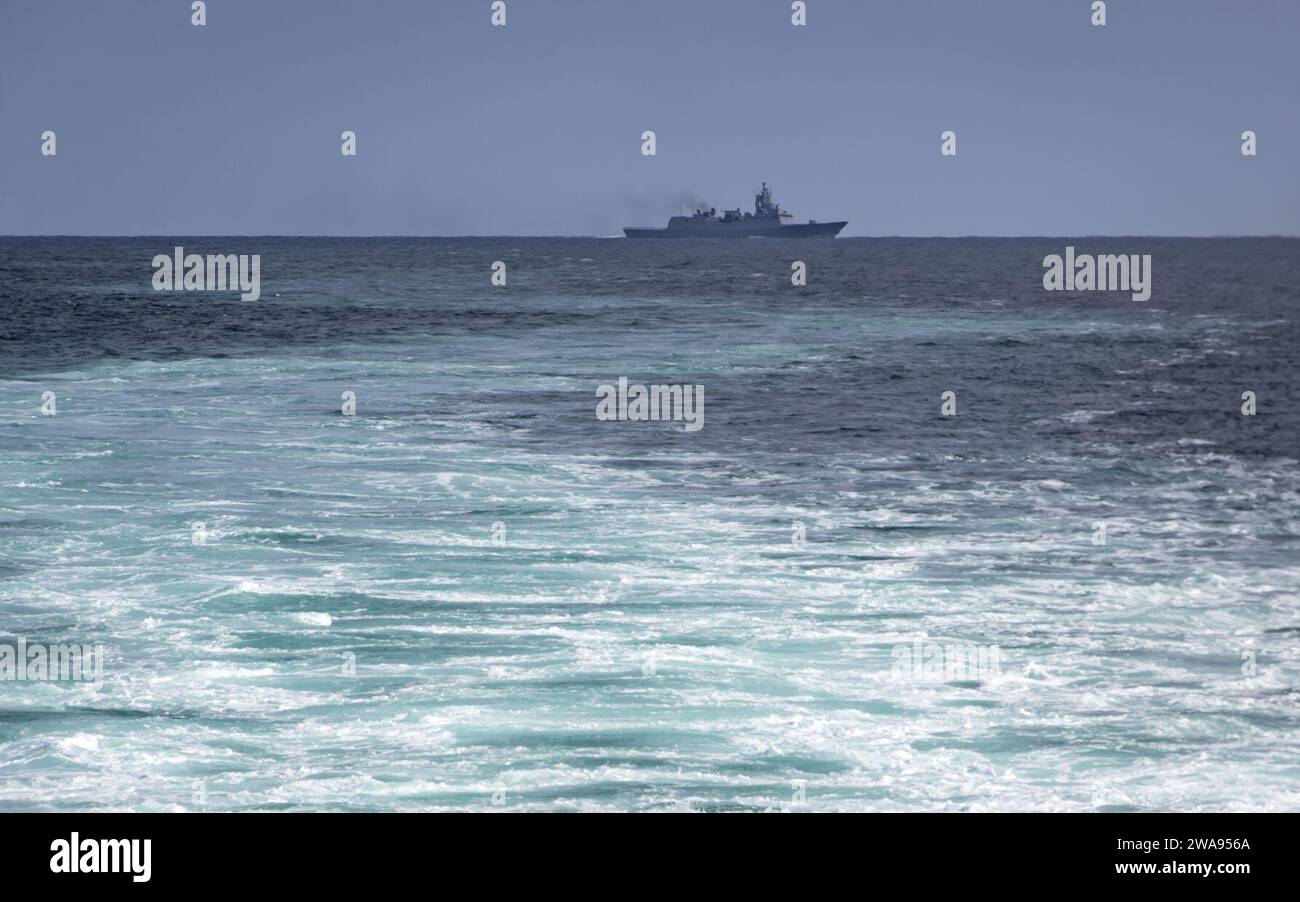 Forze militari STATUNITENSI. 180502RG482-097 SEA OF EBRIDES (2 maggio 2018) la fregata HNoMS Thor Heyerdahl (F 314) della Royal Norwegian Navy Fridtjof Nansen si trova nei pressi del cacciatorpediniere missilistico guidato classe Arleigh Burke USS Ross (DDG 71) mentre le navi partecipano all'esercitazione Joint Warrior 18-1 nel Mare delle Ebridi 2 maggio 2018. Joint Warrior è un esercizio multinazionale guidato dal Regno Unito che esercita l'interoperabilità e la cooperazione in tutte le aree di guerra applicabili. (Foto della Marina degli Stati Uniti di Mass Communication Specialist 1st Class Kyle Steckler/rilasciata) Foto Stock