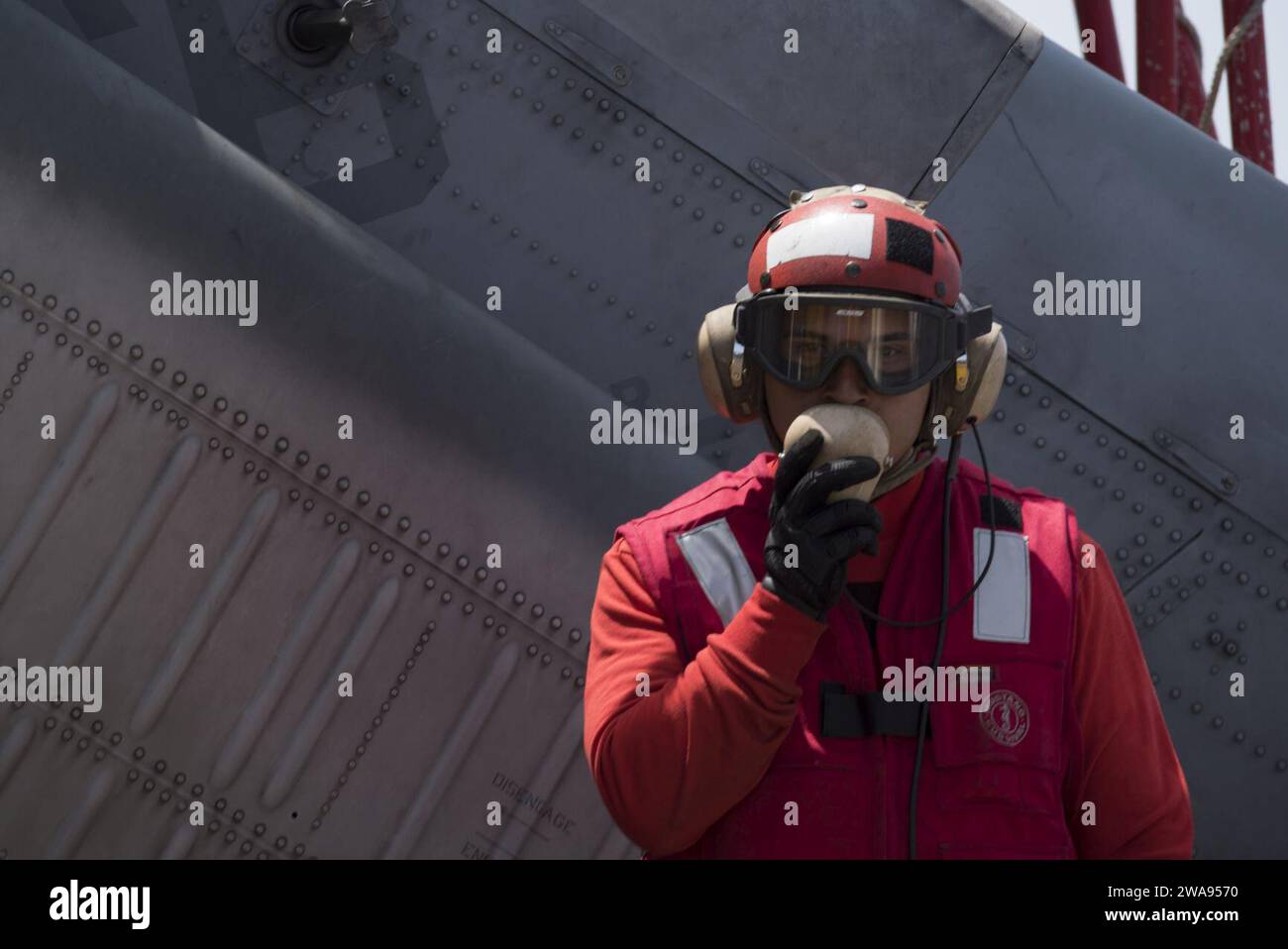 Forze militari STATUNITENSI. 180503EA818-0254 MAR MEDITERRANEO (3 maggio 2018) Aviation Ordnanceman Airman Omar Cabreracastenada funge da interlocutore telefonico per un ascensore per le armi sul ponte di volo a bordo della portaerei classe Nimitz USS Harry S. Truman (CVN 75) 3 maggio 2018. Come nave di bandiera del Carrier Strike Group 8, il supporto di Truman all'operazione Inherent Resolve dimostra la capacità e la flessibilità delle forze navali statunitensi e la sua determinazione ad eliminare il gruppo terroristico ISIS e la minaccia che rappresenta. (Foto della Marina degli Stati Uniti di Mass Communication Specialist 2nd Class Thomas Gooley/rilasciata) Foto Stock