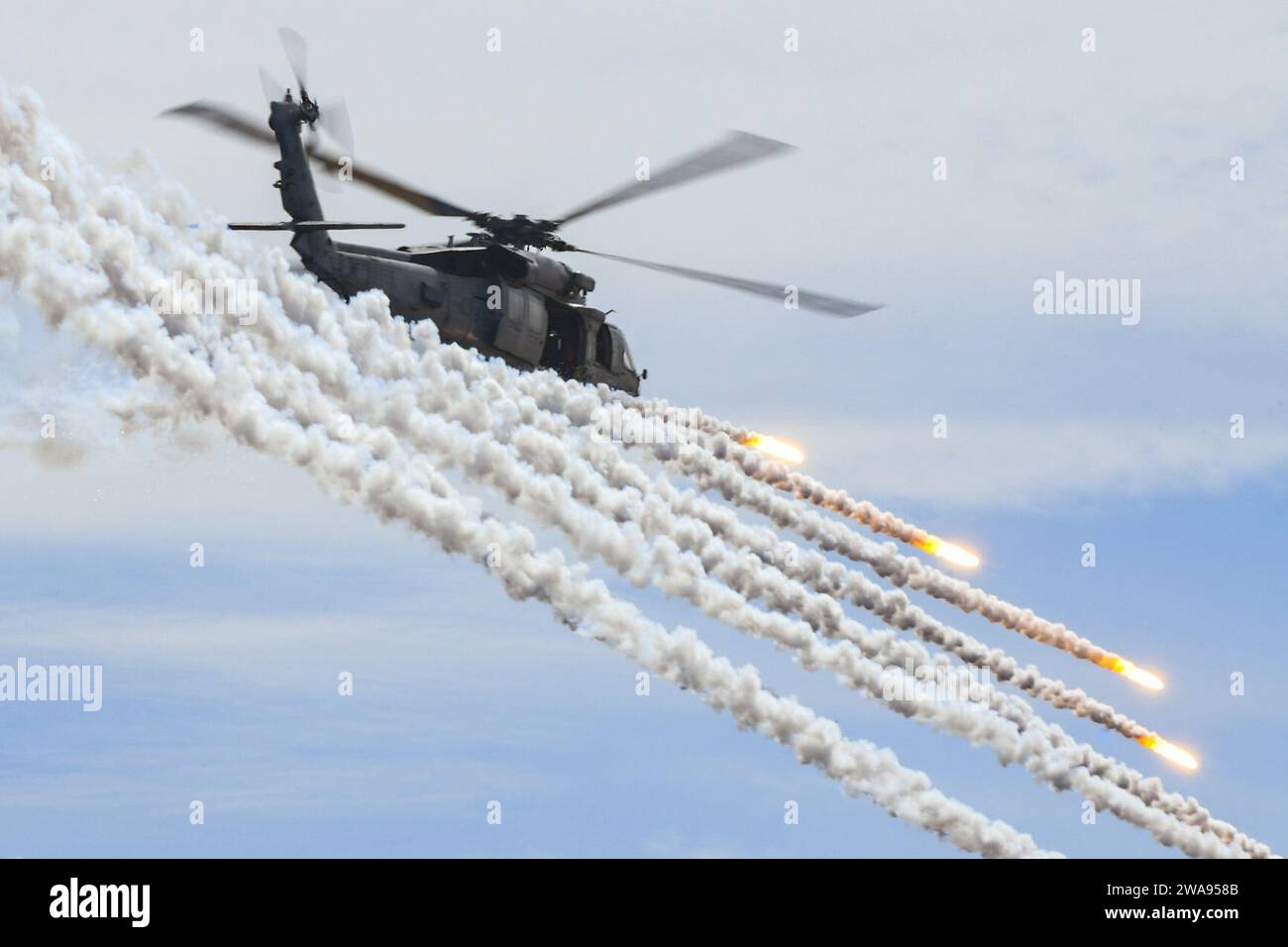 Forze militari STATUNITENSI. 180503NK192-2590 PACIFIC OCEAN (3 maggio 2018) un elicottero MH-60S Sea Hawk assegnato all'Indians of Helicopter Sea Combat Squadron (HSC) 6 spara razzi a fianco della portaerei USS Theodore Roosevelt (CVN 71) durante una dimostrazione di potenza aerea. Theodore Roosevelt è attualmente schierato nell'Oceano Pacifico. (Foto U.S. Navy di Mass Communication Specialist Seaman Michael A. Colemanberry/rilasciata) Foto Stock