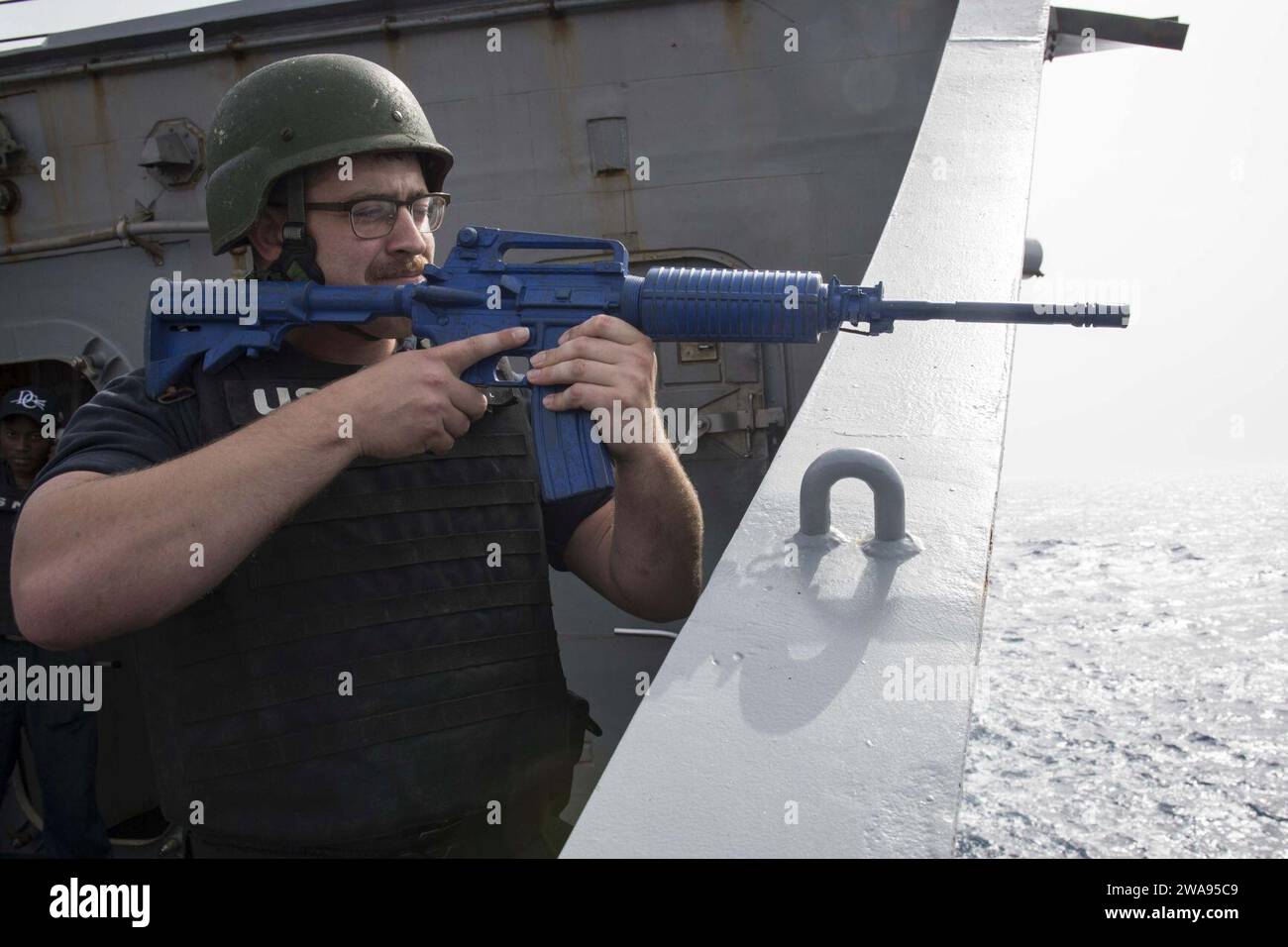 Forze militari STATUNITENSI. 180504KP946-0056 MAR MEDITERRANEO (4 maggio 2018) Fire Controlman di seconda classe John beckon, di Pasadena, California, partecipa a un'esercitazione antiterrorismo/protezione della forza a bordo del cacciatorpediniere guidato-missile classe Arleigh Burke USS Donald Cook (DDG 75) 4 maggio 2018. Donald Cook, schierato in avanti a Rota, in Spagna, è nella sua settima pattuglia nell'area operativa della 6th Fleet degli Stati Uniti a sostegno degli alleati regionali e dei partner, e degli interessi di sicurezza nazionale degli Stati Uniti in Europa e Africa. (Foto della Marina degli Stati Uniti di Mass Communication Specialist 2nd Class Alyssa Weeks / rilasciata) Foto Stock