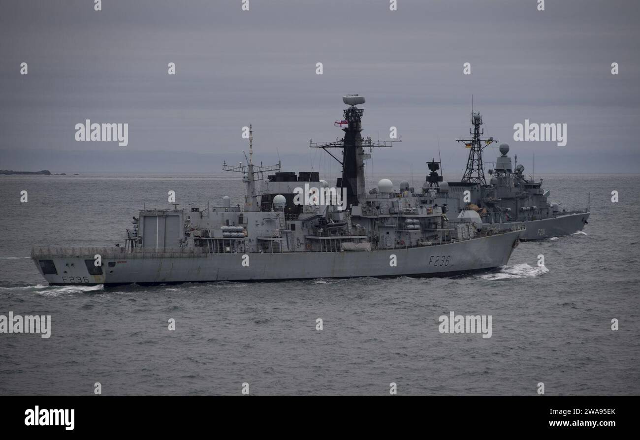Forze militari STATUNITENSI. 180504RG482-043 CANALE NORD (4 maggio 2018) la fregata classe Duke della Royal Navy HMS Montrose (F 236), a sinistra, e il dragamine francese classe Eirdan FS Andromede (M 643) vapore in formazione con il cacciatorpediniere guidato-missile classe Arleigh Burke USS Ross (DDG 71) e la fregata tedesca classe Brema FGS Lubeck (F 214), entrambi non raffigurati, mentre nella Manica del Nord il 4 maggio 2018. La formazione faceva parte di una cerimonia tenutasi in onore della nave truppe statunitense SS Tuscania, affondata durante la prima guerra mondiale da un sottomarino tedesco nella Manica del Nord il 5 febbraio 1918 e la nave truppe della Royal Navy HMS Foto Stock