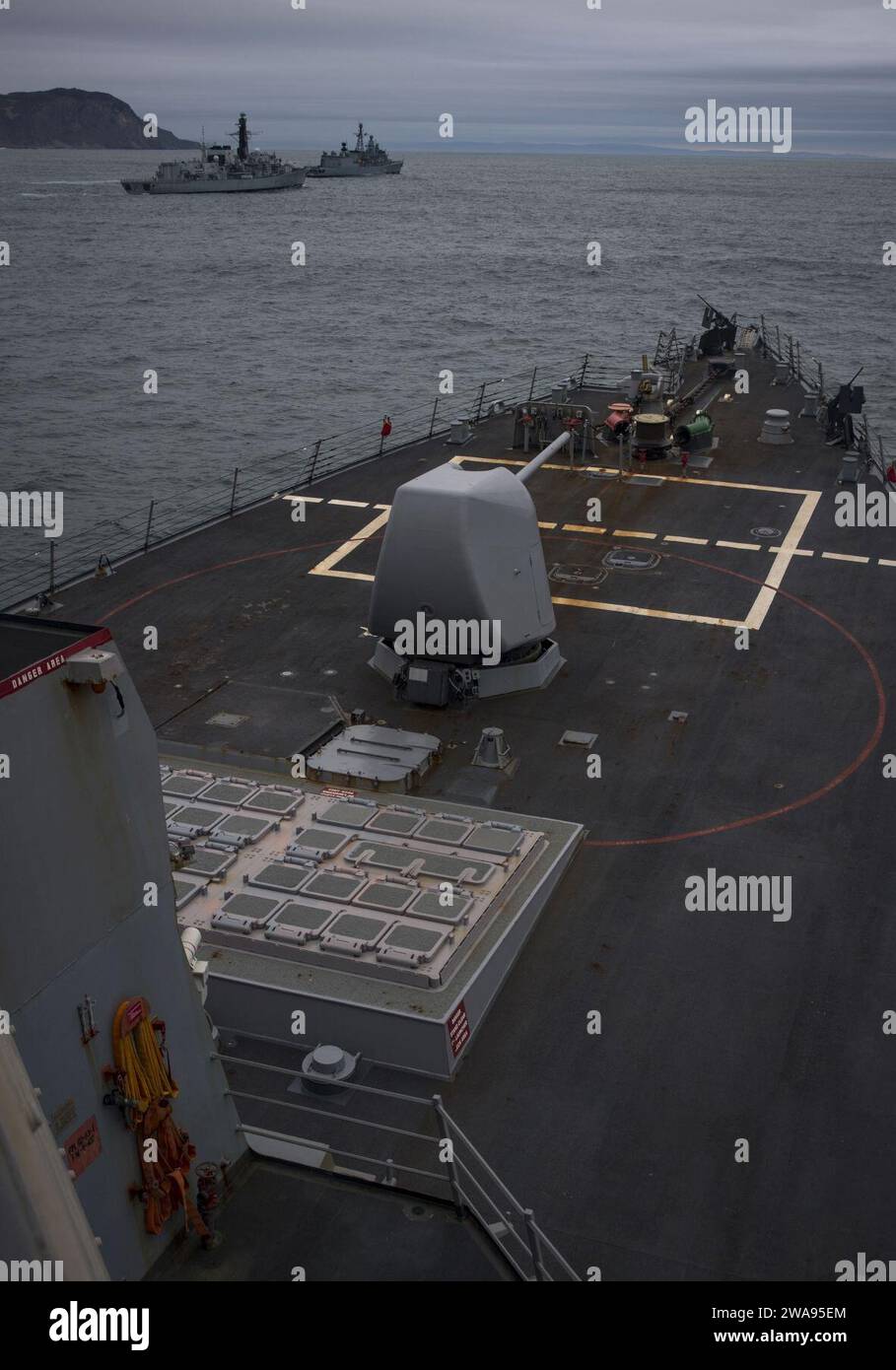 Forze militari STATUNITENSI. 180504RG482-035 CANALE NORD (4 maggio 2018) il cacciatorpediniere a missili guidati classe Arleigh Burke USS Ross (DDG 71) è in formazione con la fregata classe Duke HMS Montrose (F 236), a sinistra, il dragamine francese classe Eirdan FS Andromede (M 643) e la fregata tedesca classe Brema FGS Lubeck (F 214), non raffigurata, mentre si trovava nella Manica del Nord il 4 maggio 2018. La formazione faceva parte di una cerimonia tenutasi in onore della nave truppe statunitense SS Tuscania, affondata durante la prima guerra mondiale da un sottomarino tedesco nella Manica del Nord il 5 febbraio 1918 e della nave truppe della Royal Navy HMS Ontario Foto Stock