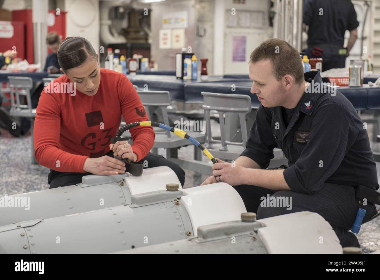 Forze militari STATUNITENSI. 180506DZ642-0034 MAR MEDITERRANEO (6 maggio 2018) Aviation Ordnanceman 3rd Class Jessica Farina, Left, e Aviation Ordnanceman 2nd Class Christian Bryner eseguono test su kit di ordigni sul ponte di mess a bordo della portaerei classe Nimitz USS Harry S. Truman (CVN 75). Come nave di bandiera del Carrier Strike Group 8, il supporto di Truman all'operazione Inherent Resolve dimostra la capacità e la flessibilità delle forze navali statunitensi e la sua determinazione ad eliminare il gruppo terroristico ISIS e la minaccia che rappresenta. (Foto della Marina degli Stati Uniti di Mass Communication Specialist 2nd Class Bobby Foto Stock