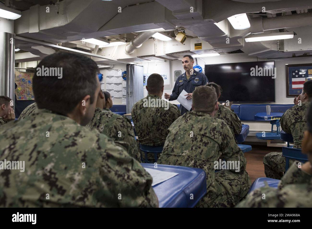 Forze militari STATUNITENSI. 180511KP946-0044 ATTIVITÀ DI SUPPORTO NAVALE SOUDA BAY, Grecia (11 maggio 2018) Capo del comando Jeremy Douglas, da Crown Point, Indiana, parla ai marinai a bordo del cacciatorpediniere guidato-missile classe Arleigh Burke USS Donald Cook (DDG 75), 11 maggio 2018. Donald Cook, schierato in avanti a Rota, in Spagna, è nella sua settima pattuglia nell'area operativa della 6th Fleet degli Stati Uniti a sostegno degli alleati regionali e dei partner, e degli interessi di sicurezza nazionale degli Stati Uniti in Europa e Africa. (Foto della Marina degli Stati Uniti di Mass Communication Specialist 2nd Class Alyssa Weeks / rilasciata) Foto Stock