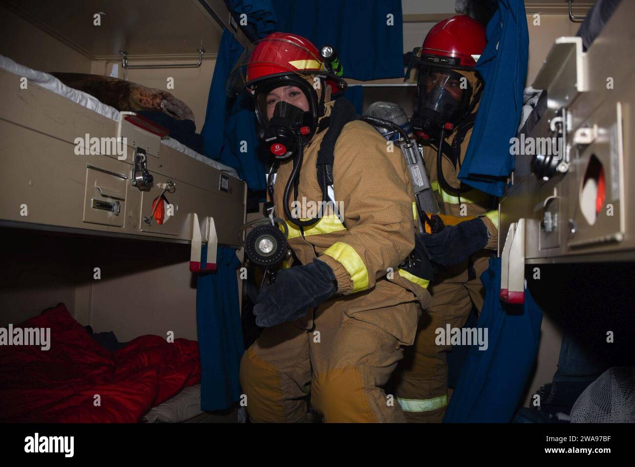Forze militari STATUNITENSI. 180519AC802-0113 MAR MEDITERRANEO (19 maggio 2018) Mate 3rd Class Marissa Figueroa, Left, e Machinery Repairman 2nd Class Christian Smalley combattono un fuoco simulato di classe alfa durante un trapano General Quarters (GQ) a bordo della portaerei classe Nimitz USS Harry S. Truman (CVN 75). Come nave di bandiera del Carrier Strike Group 8, il supporto di Truman all'operazione Inherent Resolve dimostra la capacità e la flessibilità delle forze navali statunitensi e la sua determinazione ad eliminare il gruppo terroristico ISIS e la minaccia che rappresenta. (Foto della Marina degli Stati Uniti di Mass Communication Specialist Foto Stock