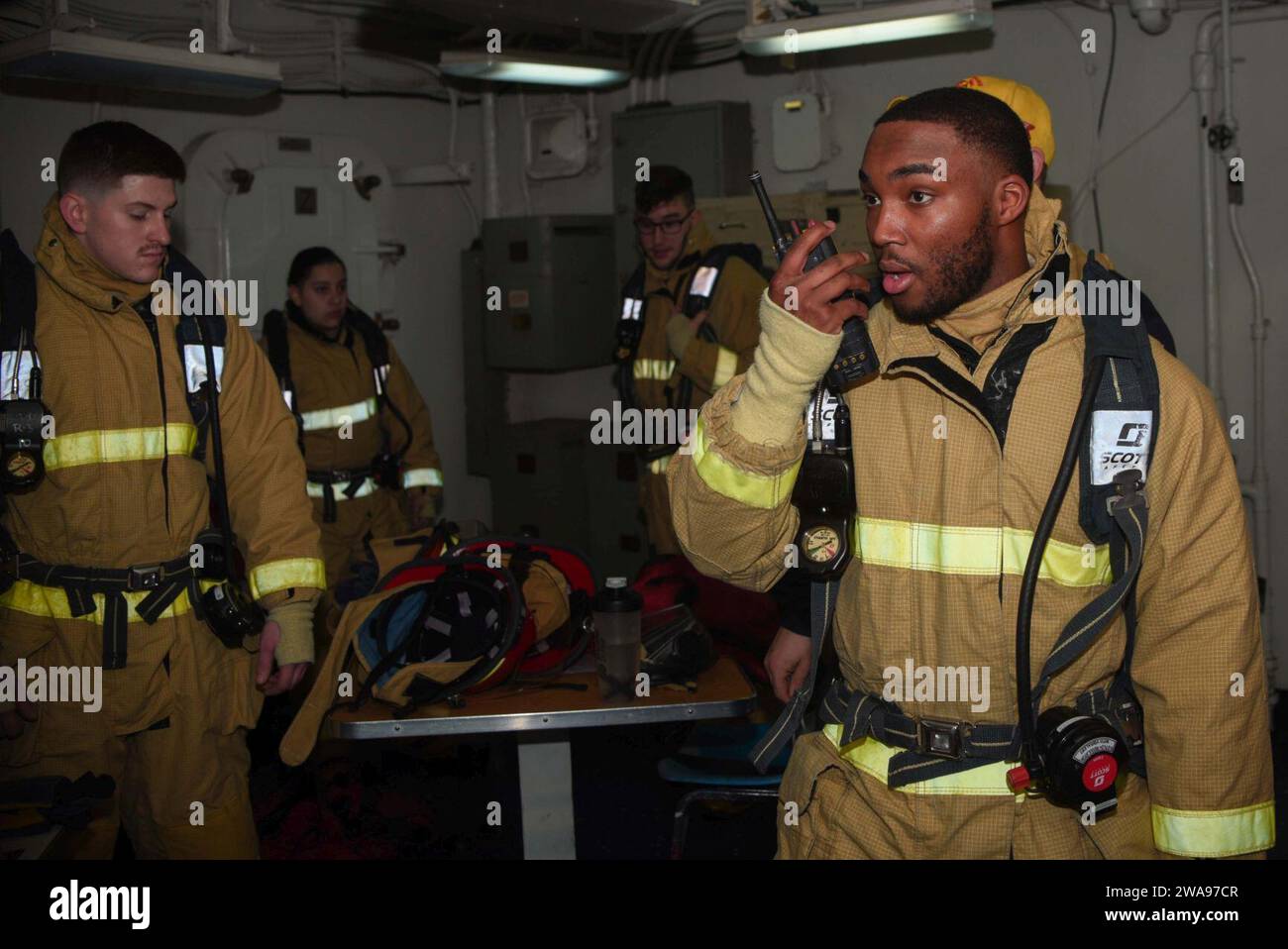 Forze militari STATUNITENSI. 180519AC802-0054 MAR MEDITERRANEO (19 maggio 2018) Machinery Repairman 2nd Class Christian Smalley utilizza una radio per comunicare con un armadietto di riparazione durante un trapano General Quarters (GQ) a bordo della portaerei USS Harry S. Truman (CVN 75). Come nave di bandiera del Carrier Strike Group 8, il supporto di Truman all'operazione Inherent Resolve dimostra la capacità e la flessibilità delle forze navali statunitensi e la sua determinazione ad eliminare il gruppo terroristico ISIS e la minaccia che rappresenta. (Foto della Marina degli Stati Uniti dello specialista di comunicazione di massa Seaman Megan Wollam/rilasciata) Foto Stock