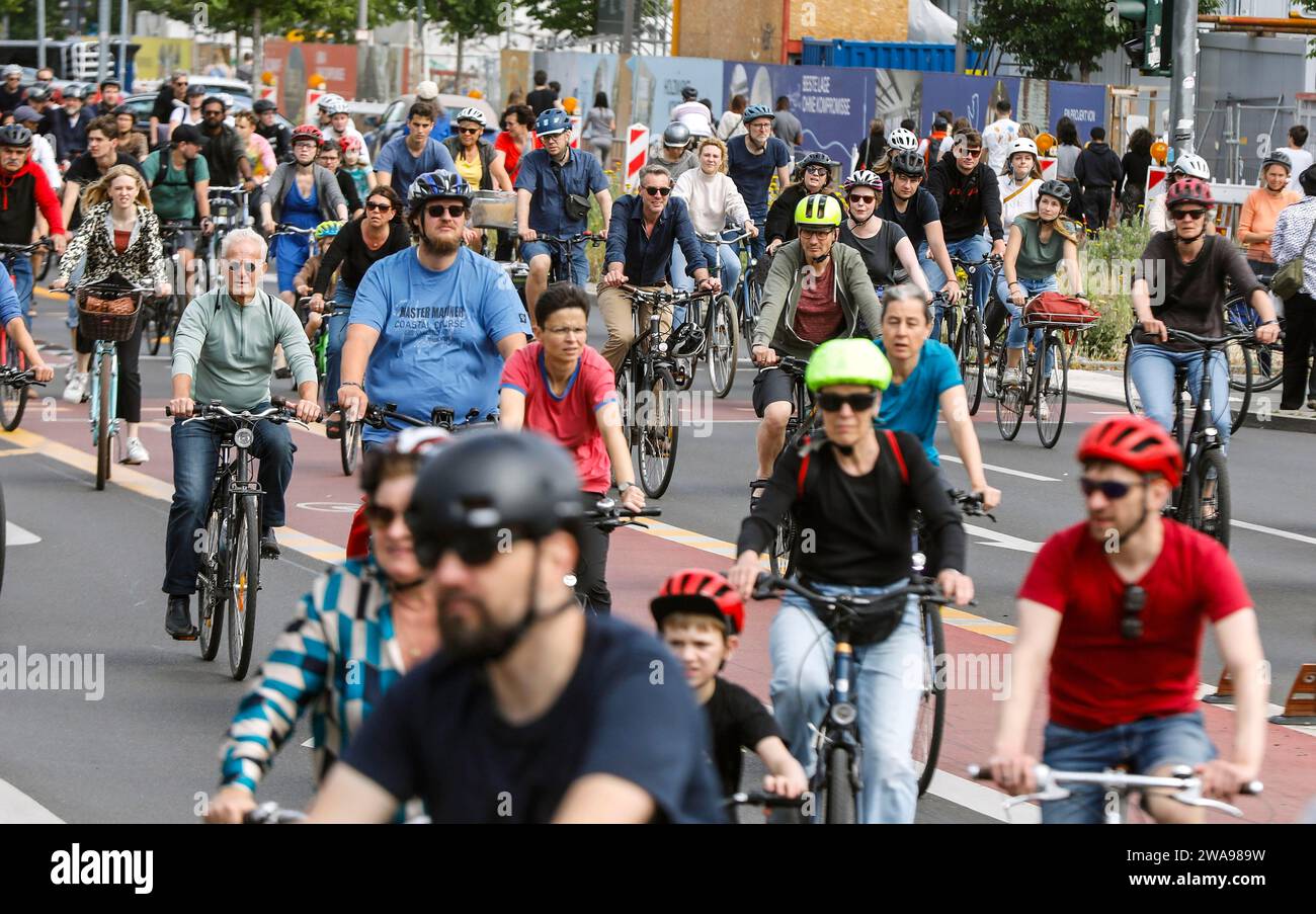 Le organizzazioni che si occupano di ciclismo e ambiente manifestano contro la politica dei trasporti. La dimostrazione in bicicletta richiede l'espansione di più piste ciclabili in B. Foto Stock