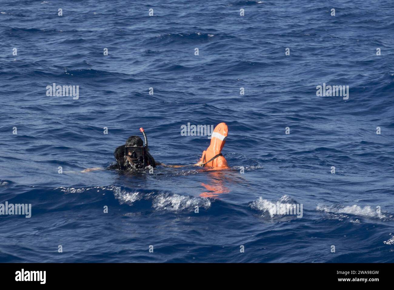 Forze militari STATUNITENSI. 180525KP946-0056 MAR MEDITERRANEO (25 maggio 2018) Specialista logistico di seconda classe Gabriel Flores, di Atwater, California, assegnato al cacciatorpediniere guidato-missile classe Arleigh Burke USS Donald Cook (DDG 75), recupera un uomo in mare simulato partecipando ad un'esercitazione di recupero di piccole imbarcazioni come parte dell'esercitazione Argonaut 2018, maggio 25. L'esercizio guidato da Cipro è volto ad aumentare l'interoperabilità sviluppando competenze marittime individuali e collettive delle nazioni partecipanti, nonché promuovendo l'amicizia, la comprensione reciproca e la cooperazione. (Foto U.S. Navy Foto Stock