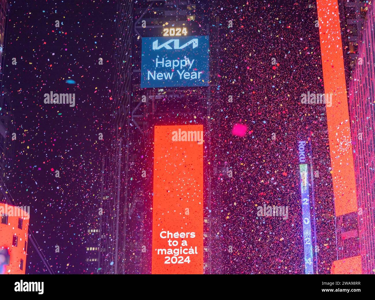 NEW YORK, N.Y. – 1 gennaio 2024: I coriandoli cadono su Times Square nei momenti di apertura del 2024. Foto Stock