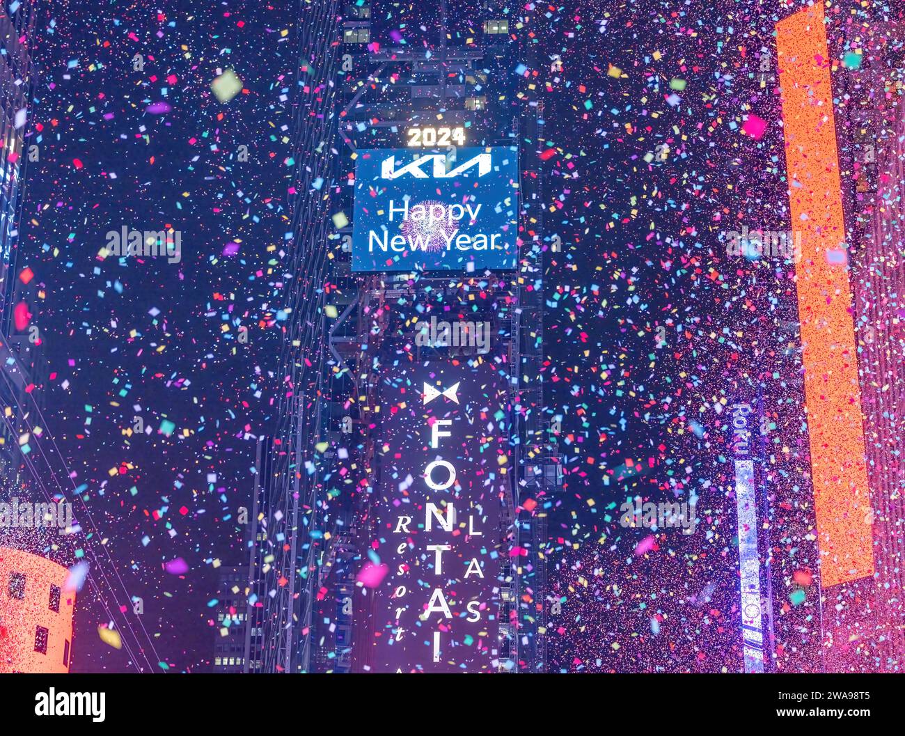 NEW YORK, N.Y. – 1 gennaio 2024: I coriandoli cadono su Times Square nei momenti di apertura del 2024. Foto Stock