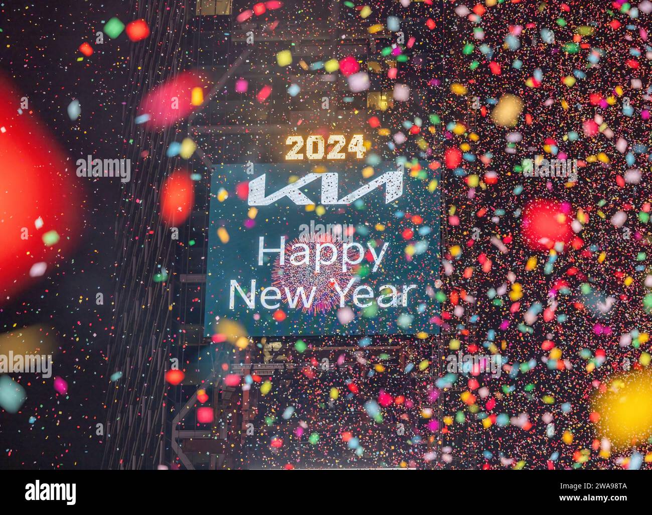 NEW YORK, N.Y. – 1 gennaio 2024: I coriandoli cadono su Times Square nei momenti di apertura del 2024. Foto Stock
