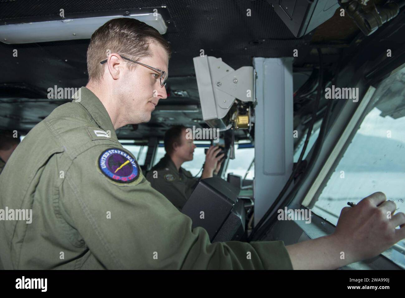 Forze militari STATUNITENSI. 180527MK31-0008 SOUDA BAY, GRECIA (NNS) (27 maggio 2018) il tenente Christian Suszan sta a guardare sul ponte a bordo della portaerei classe Nimitz USS Harry S. Truman (CVN 75). Truman opera attualmente nell'area di responsabilità del comandante della 6th Fleet a sostegno delle operazioni di sicurezza marittima insieme agli alleati. (Foto della Marina degli Stati Uniti di Mass Communication Specialist 3rd Class Victoria Granado/rilasciata) Foto Stock