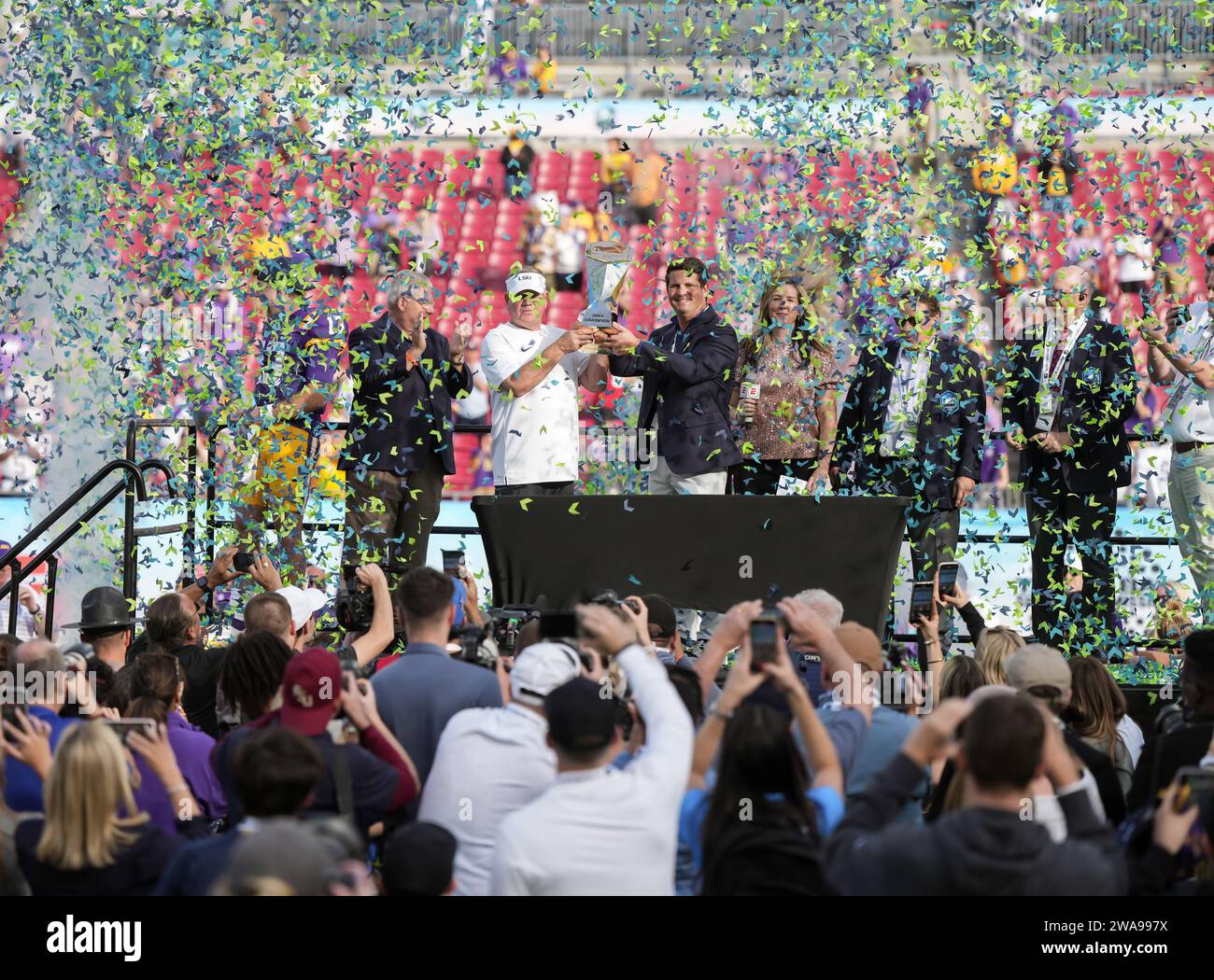Il capo-allenatore dei LSU Tigers Brain Kelly detiene il trofeo ReliaQuest Bowl tra Wisconsin e LSU lunedì 1 gennaio 2024 al Raymond James Stadium, Tampa, Flag. LSU batte Wisconsin 35-31 (David Venezia / immagine dello sport) Foto Stock