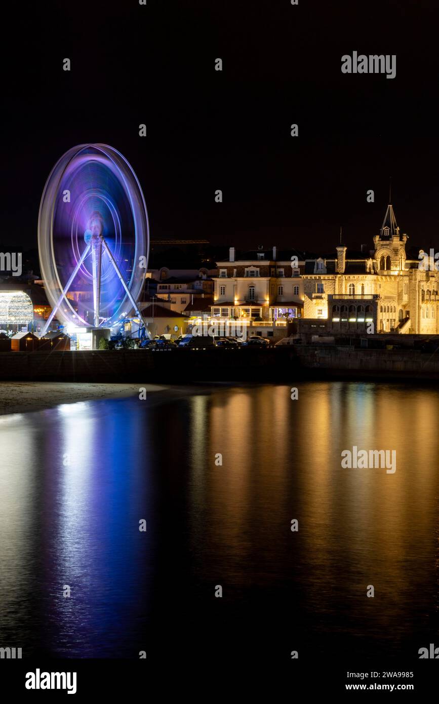 Mercatino di Natale con ruota panoramica, dietro Palacio Seixas, Cascais, Portogallo, Europa Foto Stock