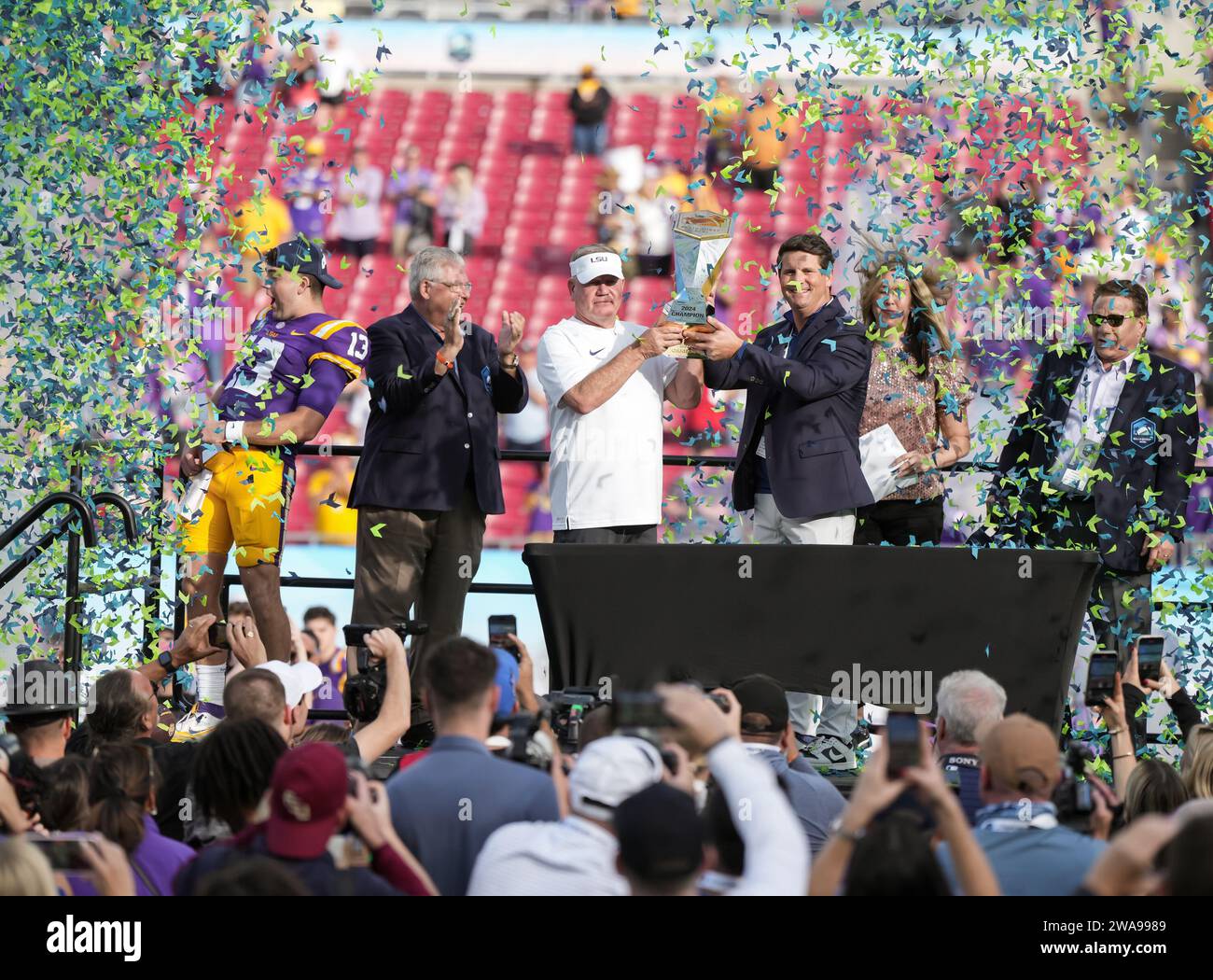 Il capo-allenatore dei LSU Tigers Brain Kelly detiene il trofeo ReliaQuest Bowl tra Wisconsin e LSU lunedì 1 gennaio 2024 al Raymond James Stadium, Tampa, Flag. LSU batte Wisconsin 35-31 (David Venezia / immagine dello sport) Foto Stock