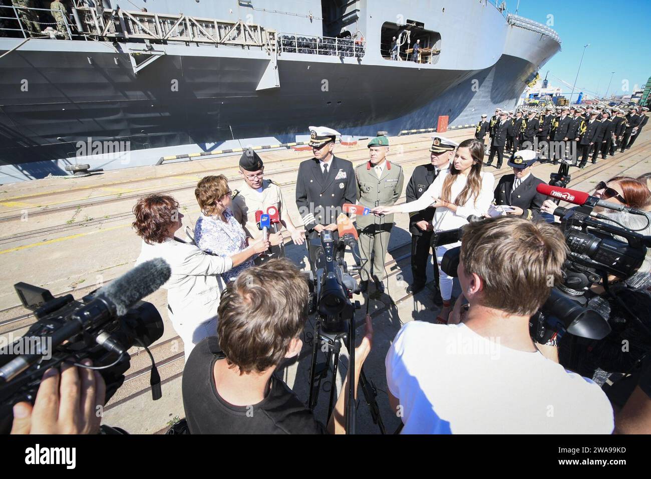 Forze militari STATUNITENSI. 180531XT273-408 KLAIPEDA, Lituania (31 maggio 2018) Capitano Robert Aguilar, comandante della nave di comando e controllo della classe Blue Ridge USS Mount Whitney (LCC 20), partecipa a interviste con i media locali della Lituania dopo essere arrivato a Klaipeda, Lituania, il 31 maggio 2018. Mount Whitney, schierato in avanti a Gaeta, in Italia, opera con un equipaggio combinato di marinai della Marina degli Stati Uniti e marinai del servizio civile del Military Sea Lift Command. (Foto della Marina degli Stati Uniti di Mass Communication Specialist 1st Class Justin Stumberg/rilasciata) Foto Stock