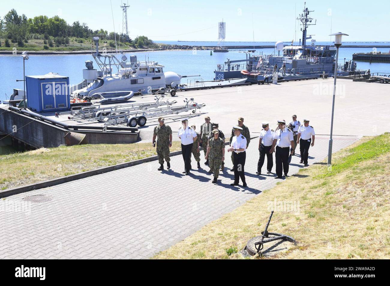 Forze militari STATUNITENSI. 180602XT273-1021 LIEPAJA, Lettonia (2 giugno 2018) Vice Adm. Lisa M. Franchetti, comandante, US 6th Fleet e comandante, Naval Striking and Support Forces NATO, visita la scuola lettone per lo smaltimento di ordigni esplosivi presso la base navale di Liepaja durante l'esercitazione Baltic Operations (BALTOPS) 2018 a Liepaja, Lettonia, 2 giugno. Il BALTOPS è il principale esercizio marittimo annuale nella regione baltica e uno dei più grandi esercizi del Nord Europa che migliora la flessibilità e l'interoperabilità tra le nazioni alleate e partner. (Foto della Marina degli Stati Uniti di Mass Communication Specialist 1st C. Foto Stock