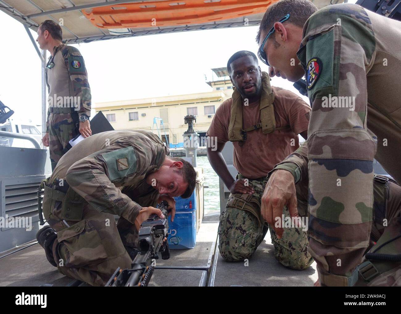Forze militari STATUNITENSI. 180606FD185-08600 GIBUTI (6 giugno 2018) Hull Maintenance Technician 2nd Class Spencer Stafford, assegnato al Task Group (TG) 68.6, rivede la nomenclatura e le procedure della mitragliatrice M240B con marines francesi a Gibuti, 6 giugno 2018. TG-68,6 è dispiegato in avanti nell'area operativa della 6th Fleet degli Stati Uniti e conduce operazioni congiunte e navali, spesso in collaborazione con partner alleati e interagenzie, al fine di promuovere gli interessi nazionali degli Stati Uniti e la sicurezza e la stabilità in Europa e in Africa. (Foto della Marina degli Stati Uniti di Engineman 2nd Class Carlos Monsalve/rilasciata) Foto Stock