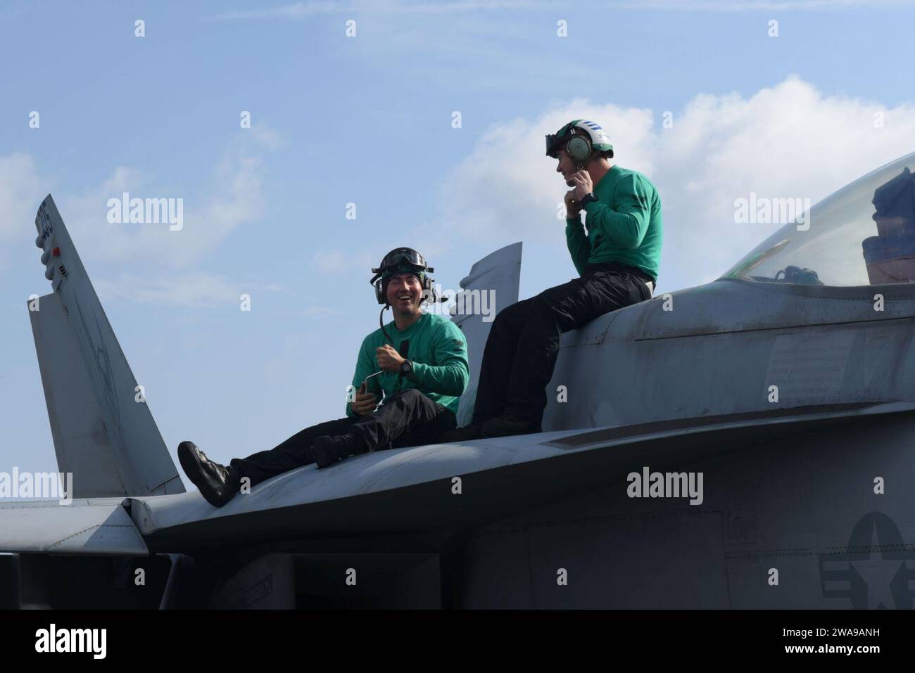 Forze militari STATUNITENSI. 180606ZH683-0073 MARE ADRIATICO (6 giugno 2018) tecnico di elettronica aeronautica 3a Classe Christian Rivera, sinistra, e Aviation Electronics Technician di terza classe Justin Swager, assegnato al ТKnighthawksУ dello Strike Fighter Squadron (VFA) 136, effettua manutenzione su un F/A-18E Super Hornet sul ponte di volo a bordo della portaerei USS Harry S. Truman (CVN 75). Harry S. Truman sta attualmente operando nell'area di responsabilità della 6th Fleet degli Stati Uniti a sostegno delle operazioni di sicurezza marittima insieme agli alleati. (Foto della Marina degli Stati Uniti di Mass Communication Specialist 3rd Class Jua Foto Stock