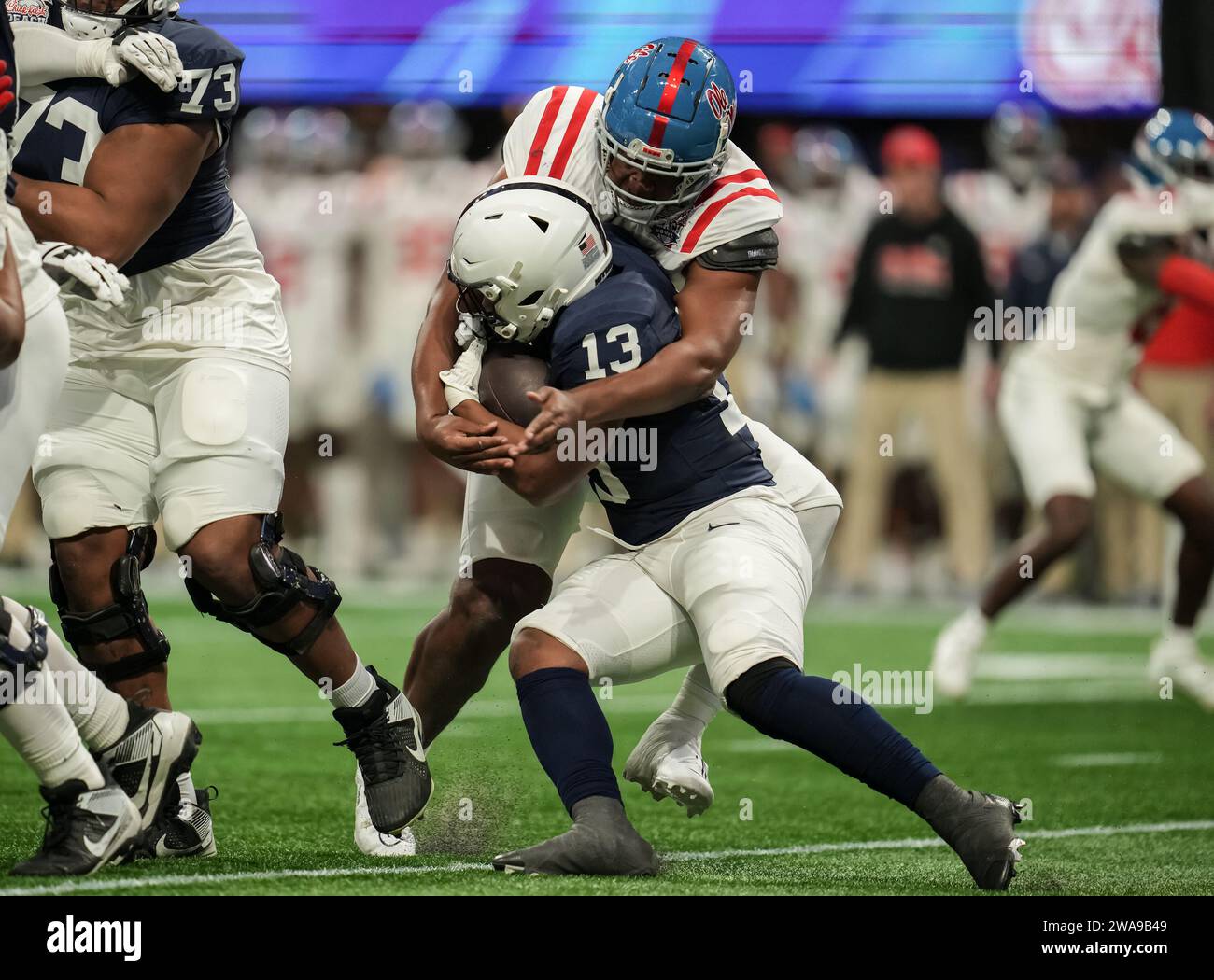 Il running back dei Penn State Nittany Lions Kaytron Allen (13) corre in campo mentre la difesa dei Mississippi Rebels lo affronta Chick-fil-A Peach Bowl partita di football universitario tra Pen State vs Mississippi Rebels al Mercedes-Benz Stadium il 1 gennaio 2023 ad Atlanta, Georgia. I Mississippi Rebels hanno battuto lo stato di Pen 38-25 (David Venezia / immagine dello sport) Foto Stock