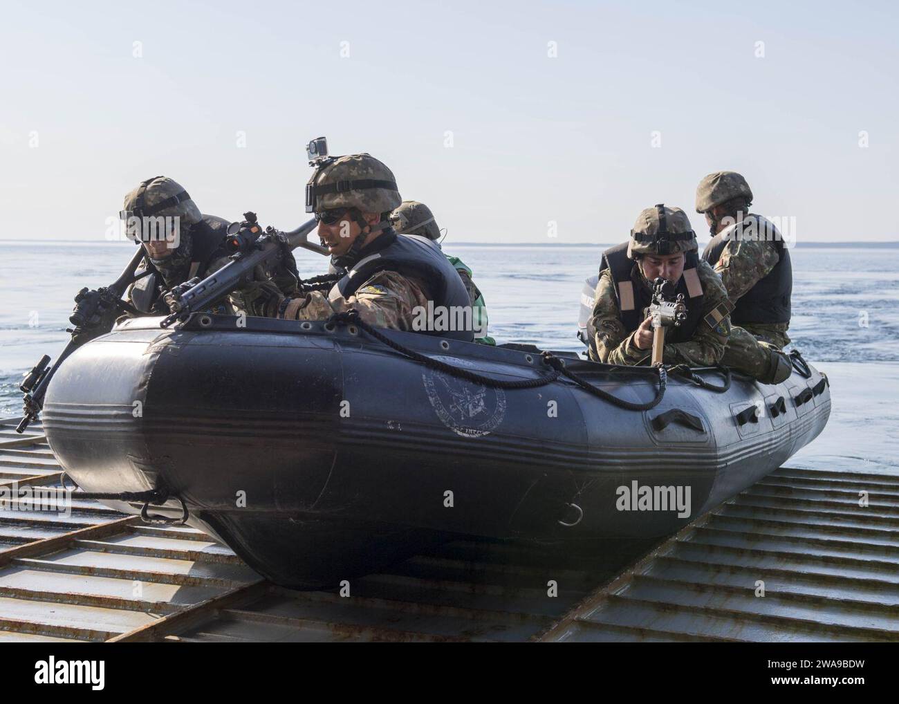 Forze militari STATUNITENSI. 180610PC620-0028 MAR BALTICO (10 giugno 2018) i membri del 307th Naval Infantry Regiment rumeno aspettano di uscire dal ponte del pozzo della nave da sbarco di classe Harpers Ferry USS Oak Hill (LSD 51) durante un'esercitazione tattica di inserimento durante l'esercitazione Baltic Operations (BALTOPS) 2018, 10 giugno. Il BALTOPS è il principale esercizio marittimo annuale nella regione baltica e uno dei più grandi esercizi del Nord Europa che migliora la flessibilità e l'interoperabilità tra le nazioni alleate e partner. (Foto U.S. Navy di Mass Communication Specialist 3rd Class Michael H. Lehman/rilasciata Foto Stock