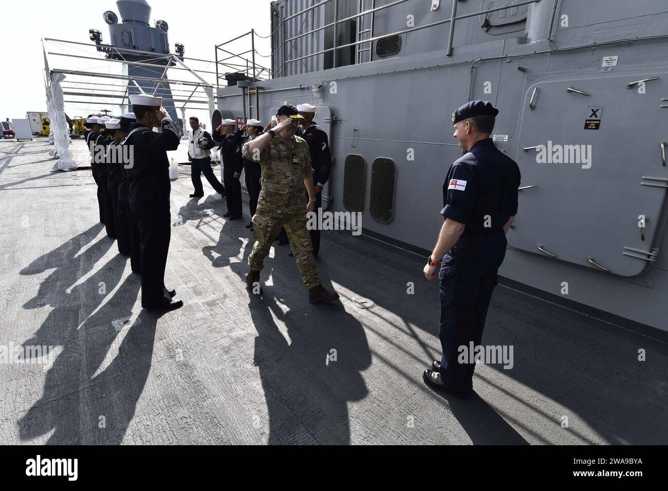 Forze militari STATUNITENSI. 180614NG710-086 MAR BALTICO (14 giugno 2018) retroguardia della Royal Navy Guy Robinson, OBE, vice comandante, Naval Striking and Support Forces NATO, saluta Soren Thinggaard Larsen, comandante in piedi del gruppo marittimo NATO One commodore, a bordo della nave di comando e controllo della classe Blue Ridge USS Mount Whitney (LCC 20) 14 giugno, 2018, durante l'esercizio delle operazioni Baltiche (BALTOPS) 2018 nel Mar Baltico. Il BALTOPS è il principale esercizio marittimo annuale nella regione baltica e uno dei più grandi esercizi nell'Europa settentrionale per migliorare la flessibilità e l'interoperabilità amon Foto Stock