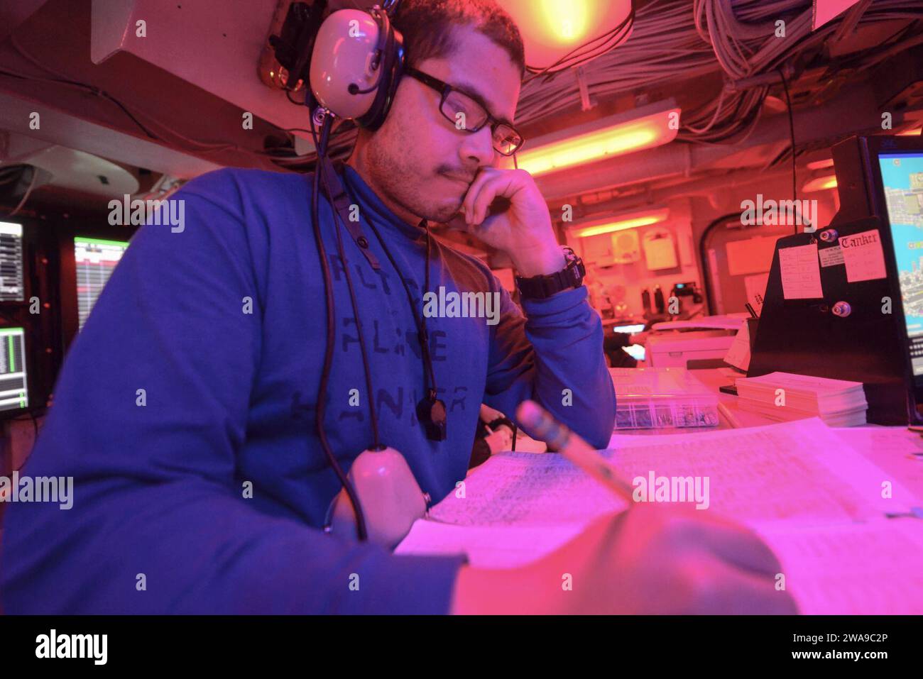 Forze militari STATUNITENSI. 180614ZU710-0150 MAR MEDITERRANEO (14 giugno 2018) Aviation Boatswain's Mate (Handling) di terza classe Joseph Vasquez aggiorna il registro dell'ascensore nel controllo della cabina di pilotaggio a bordo della portaerei classe Nimitz USS Harry S. Truman (CVN 75) 14 giugno 2018. Come nave di bandiera del Carrier Strike Group 8, il sostegno di Harry S. Truman all'operazione Inherent Resolve dimostra la capacità e la flessibilità delle forze navali statunitensi e la sua determinazione ad eliminare il gruppo terroristico ISIS e la minaccia che rappresenta. (Foto della Marina degli Stati Uniti di Mass Communication Specialist 3rd Class Michael Chen/rilasciata) Foto Stock