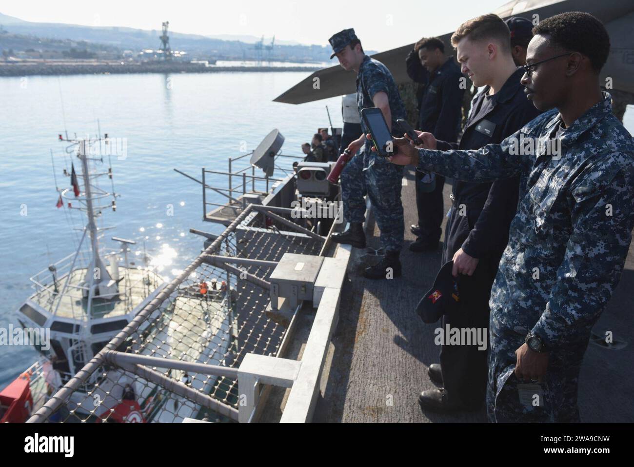 Forze militari STATUNITENSI. 180621EA818-0118 MARSIGLIA, Francia (21 giugno 2018) i marinai scattano foto dal ponte di volo a bordo della portaerei di classe Nimitz USS Harry S. Truman (CVN 75). Harry S. Truman è attualmente schierato come parte di una rotazione in corso delle forze statunitensi che sostengono le operazioni di sicurezza marittima nelle acque internazionali di tutto il mondo. (Foto della Marina degli Stati Uniti di Mass Communication Specialist 2nd Class Thomas Gooley/rilasciata) Foto Stock