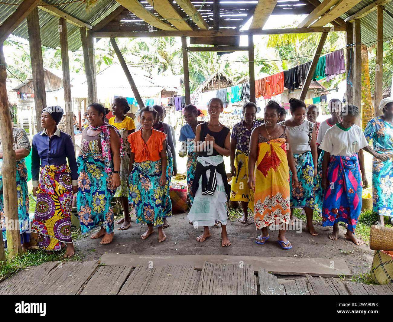 Donne malgasce che ballano nel villaggio di Ambodiforaha, Madagascar - settembre 2023 Foto Stock