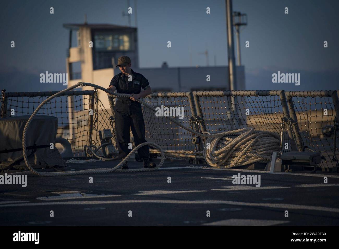 Forze militari STATUNITENSI. 180629JI086-004 NAVAL STATION ROTA, Spagna (29 giugno 2018) Fire Controlman (Aegis) 3rd Class Avael Atlas paga la linea come il cacciatorpediniere guidato-missile classe Arleigh Burke USS Porter (DDG 78) si prepara a partire dalla Naval Station Rota, Spagna, 29 giugno 2018. Porter, schierato in avanti a Rota, in Spagna, è alla sua quinta pattuglia nell'area operativa della 6th Fleet degli Stati Uniti a sostegno degli interessi di sicurezza nazionale degli Stati Uniti in Europa e Africa. (Foto U.S. Navy di Mass Communication Specialist 2nd Class Ford Williams/rilasciata) Foto Stock