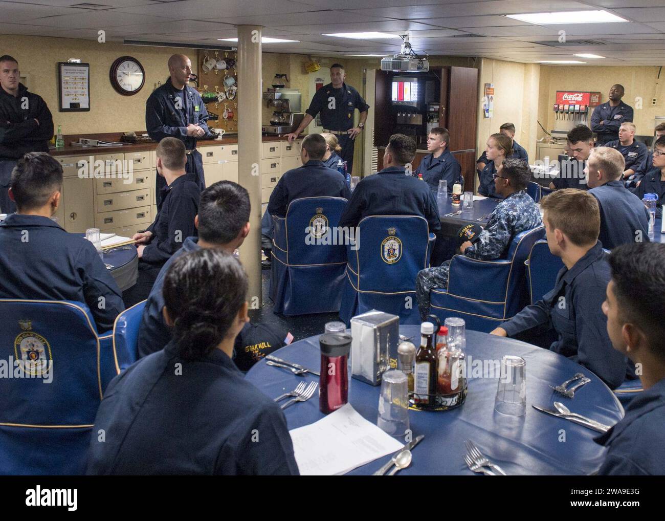 Forze militari STATUNITENSI. 180629TJ319-0010 GDYNIA, Polonia (29 giugno 2018) Cmdr. Philip Knight, comandante della nave da sbarco classe Harpers Ferry USS Oak Hill (LSD 51), saluta il guardiamarina durante un breve benvenuto a bordo come parte del programma di addestramento estivo dei guardiamarina, il 29 giugno 2018 a Gydnia, in Polonia. Oak Hill, con base a Virginia Beach, Virginia, sta conducendo operazioni navali nell'area operativa della 6th Fleet degli Stati Uniti. (Foto della Marina degli Stati Uniti di Mass Communication Specialist 3rd Class Jessica L. Dowell/rilasciata) Foto Stock