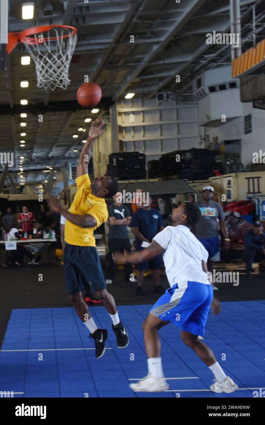 Forze militari STATUNITENSI. 180708ZH683-0490 OCEANO ATLANTICO (8 luglio 2018) il Chief Boatswain's Mate Sharine Corley lancia la palla in una partita di basket nella baia dell'hangar durante un picnic sulla spiaggia d'acciaio a bordo della portaerei USS Harry S. Truman (CVN 75). Harry S. Truman è attualmente schierato come parte di una rotazione in corso delle forze statunitensi che sostengono le operazioni di sicurezza marittima nelle acque internazionali di tutto il mondo. (Foto US Navy di Mass Communication Specialist 3rd Class Juan Sotolongo/rilasciata) Foto Stock