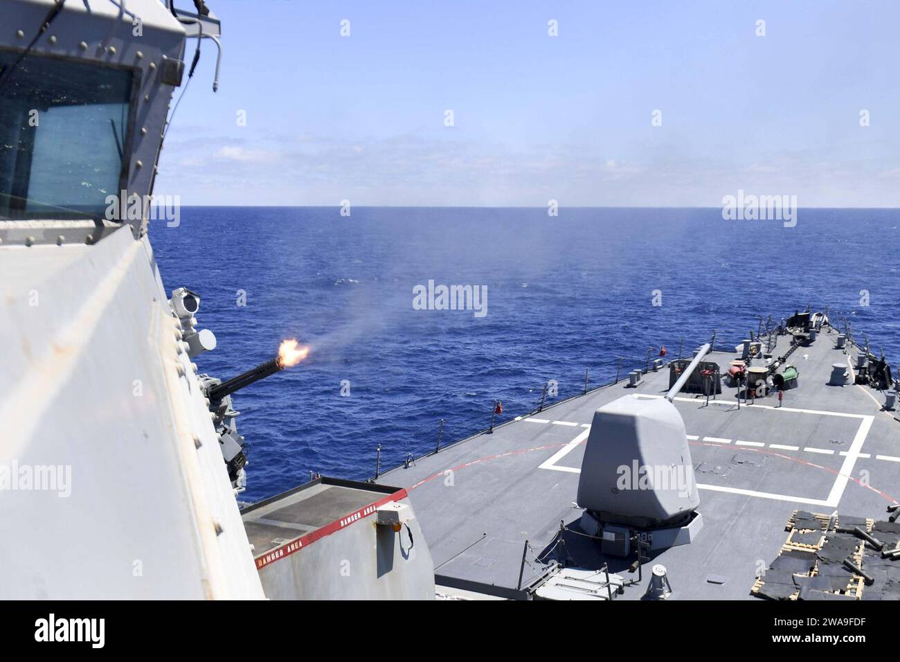 Forze militari STATUNITENSI. 180809QR145-378 MAR MEDITERRANEO (9 agosto 2018) - Un sistema di armi ravvicinato spara durante un'esercitazione di fuoco vivo a bordo del cacciatorpediniere missilistico guidato classe Arleigh Burke USS Ross (DDG 71) nel Mar Mediterraneo, 9 agosto 2018. Ross, schierato in avanti a Rota, in Spagna, è nella sua settima pattuglia nell'area operativa della 6th Fleet degli Stati Uniti a sostegno degli interessi di sicurezza nazionale degli Stati Uniti in Europa e Africa. (Foto della Marina degli Stati Uniti di Mass Communication Specialist 3rd Class Krystina Coffey/ rilasciata) Foto Stock