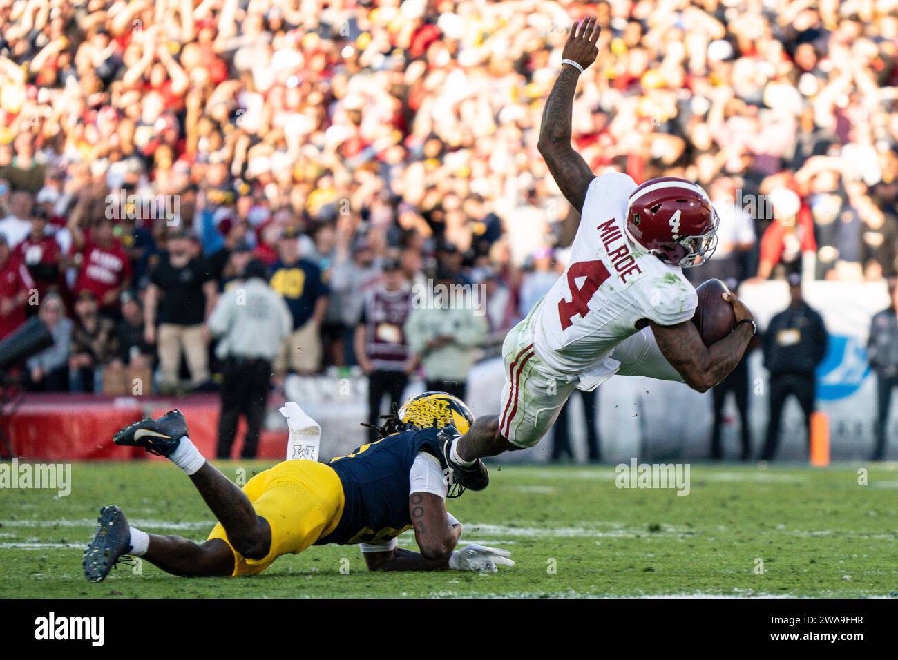 Il linebacker dei Michigan Wolverines Michael Barrett (23) placcò il quarterback degli Alabama Crimson Tide Jalen Milroe (4) durante la semifinale CFP al Rose Bow Foto Stock