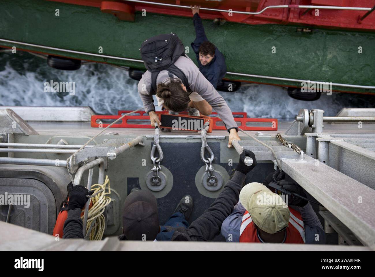 Forze militari STATUNITENSI. DARDANELLES STRAIT (15 agosto 2018) Boatswain Eddie Artis, in basso a sinistra, e Able Seaman Douglas Johnson, in basso a destra, entrambi i marinai del servizio civile assegnati alla nave da trasporto veloce di classe Spearhead USNS Carson City (T-EPF 7), tengono la scala del pilota mentre un pilota turco parte dalla nave mentre transita nello stretto dei Dardanelli, 15 agosto 2018. Carson City è la settima di nove navi da trasporto veloci di spedizione nell'inventario del Military Sealift Command con la missione principale di fornire un trasporto rapido di attrezzature militari e personale nel teatro via Foto Stock